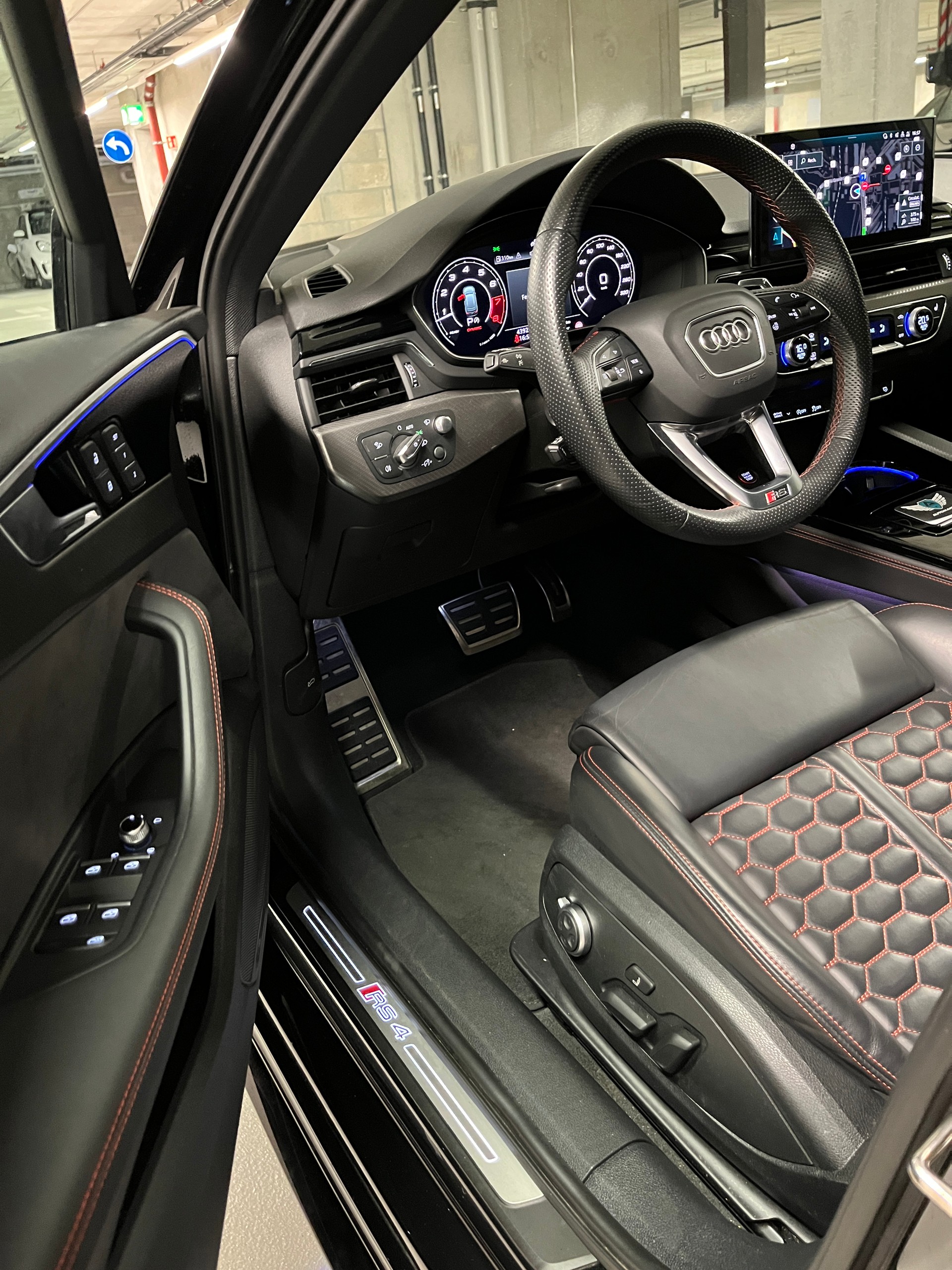 AUDI RS4 Avant quattro tiptronic-image-12