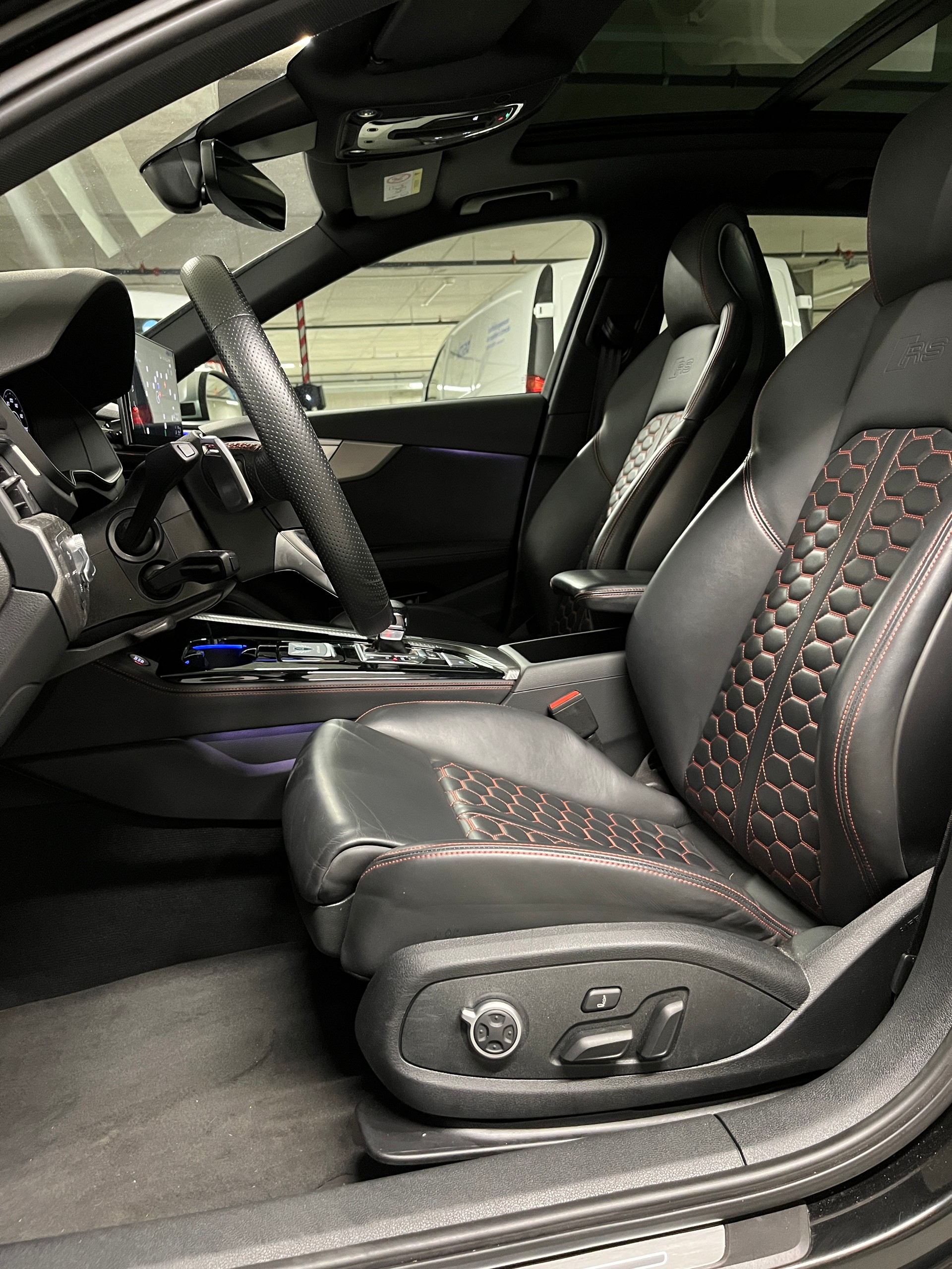 AUDI RS4 Avant quattro tiptronic-image-13