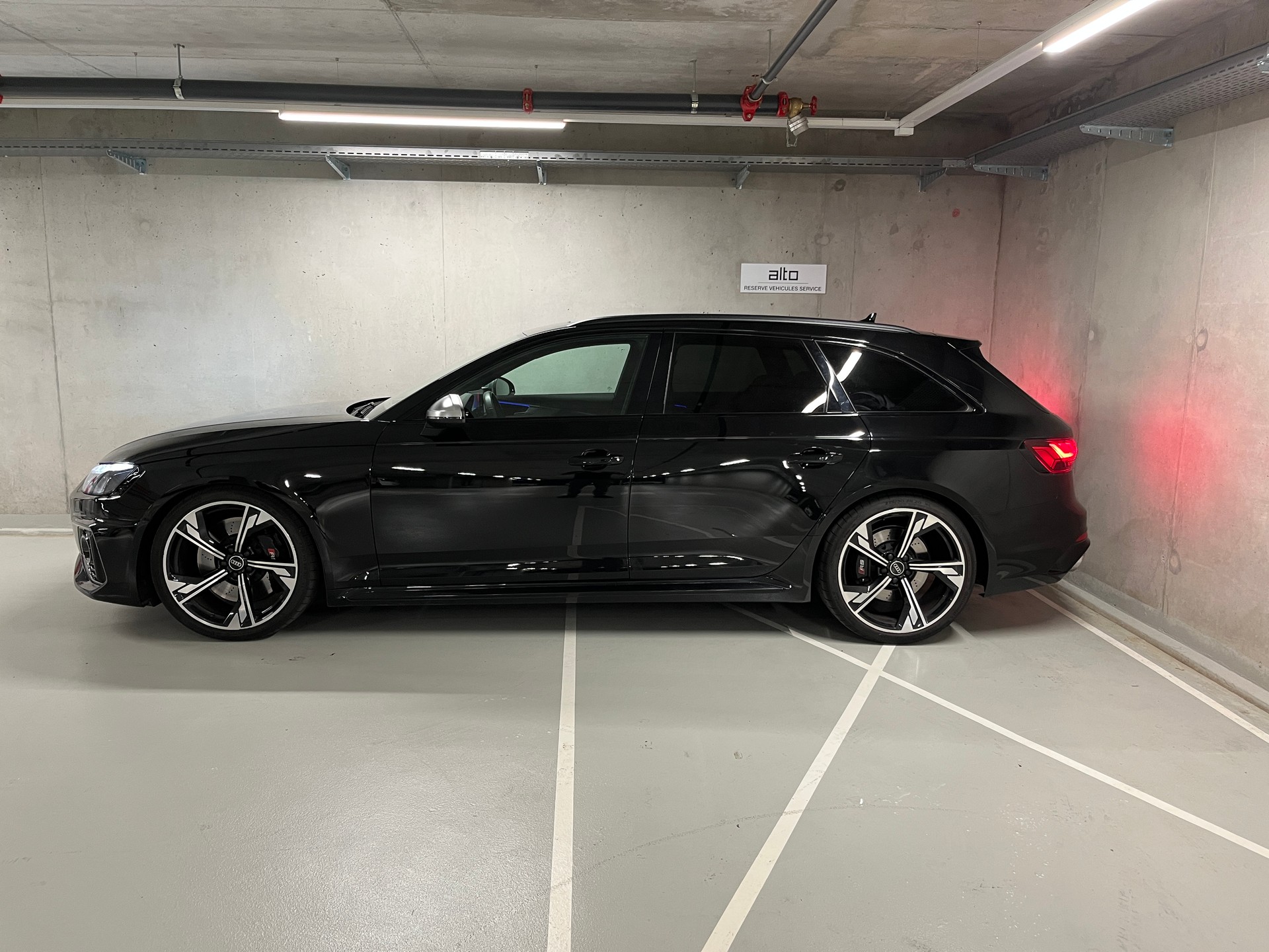 AUDI RS4 Avant quattro tiptronic-image-1
