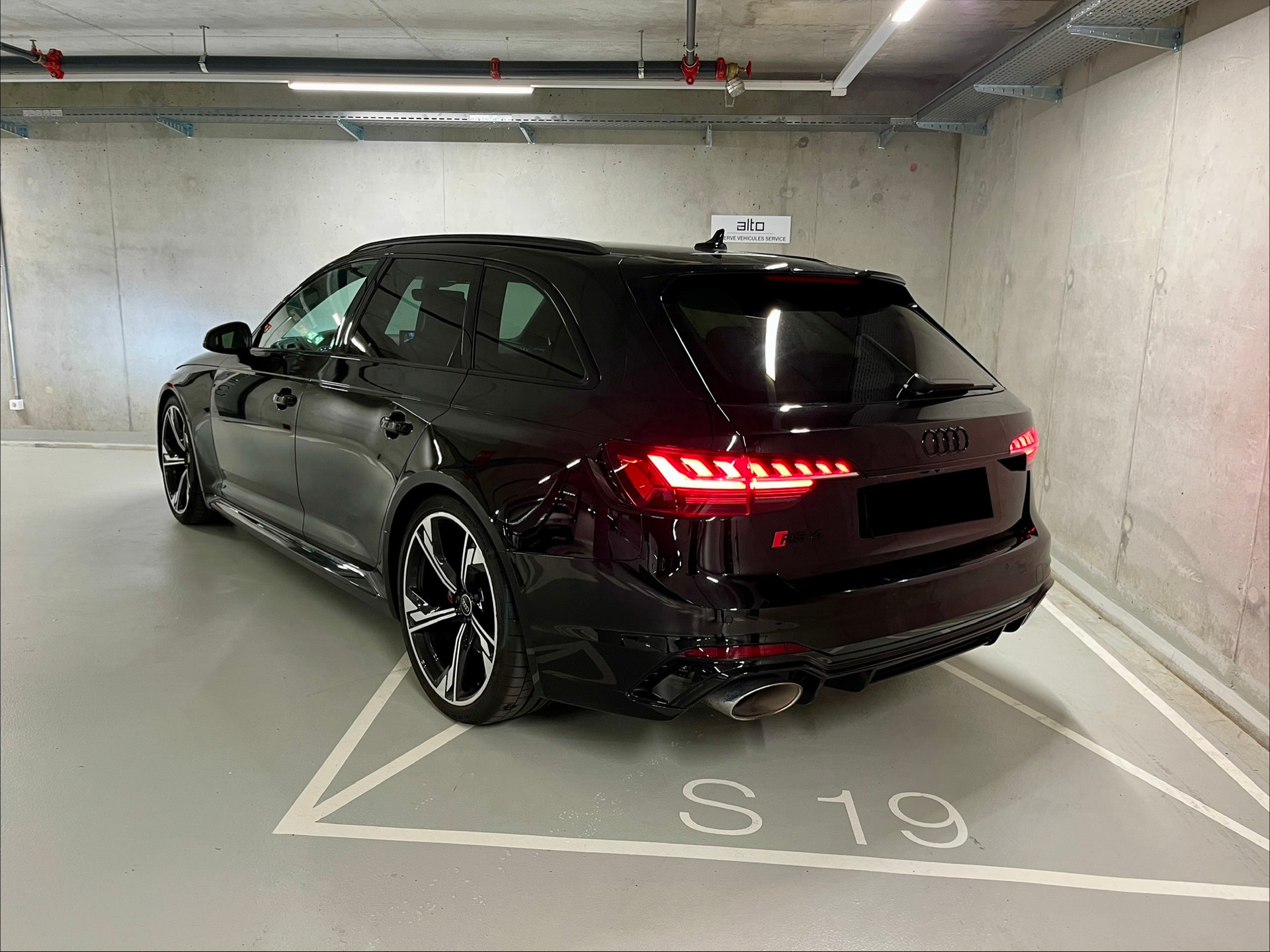 AUDI RS4 Avant quattro tiptronic-image-2