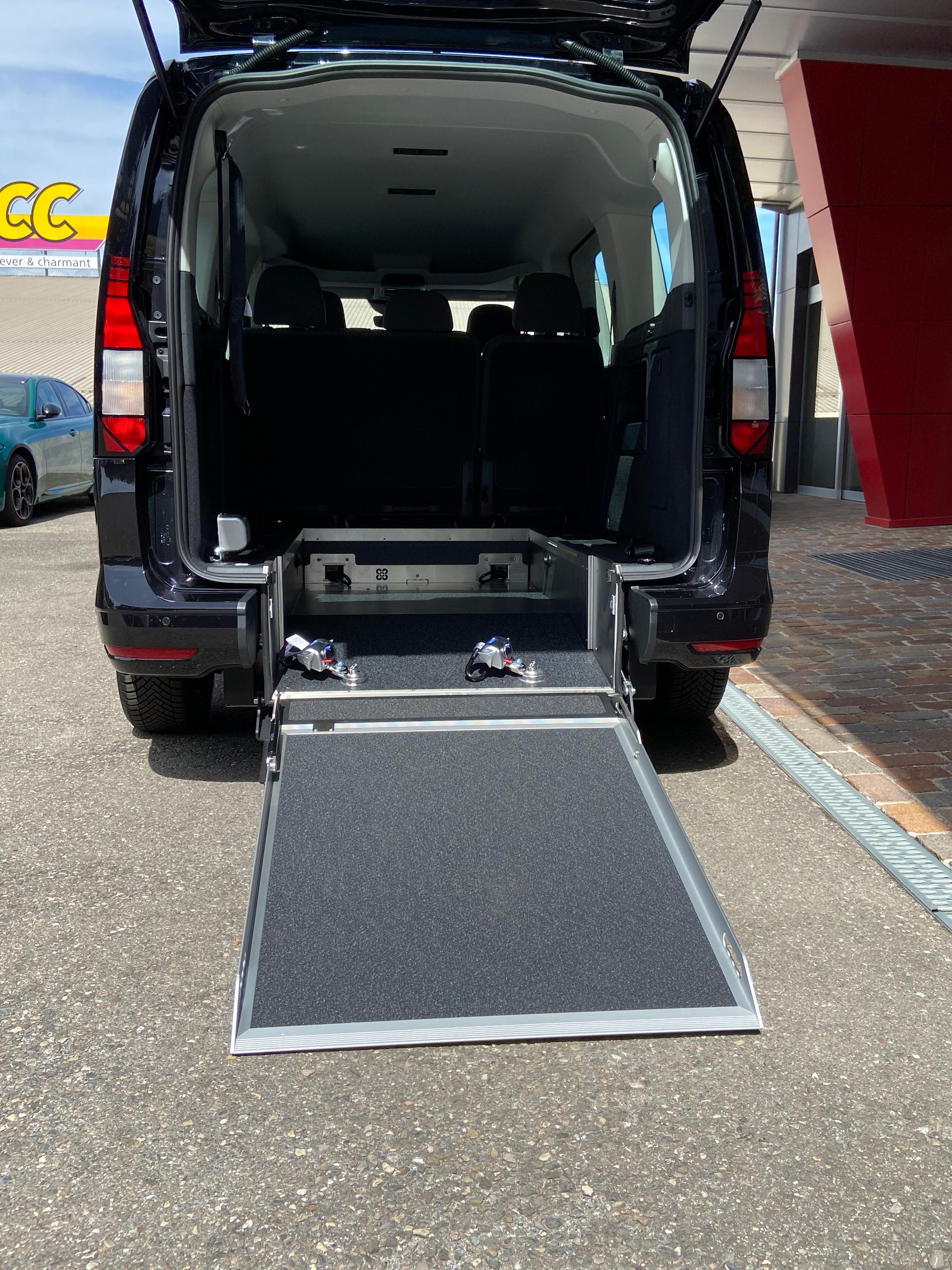 VW Caddy Maxi Kombi 2.0 TDi DSG Rollstuhltransport 5+1 Plätze-image-14