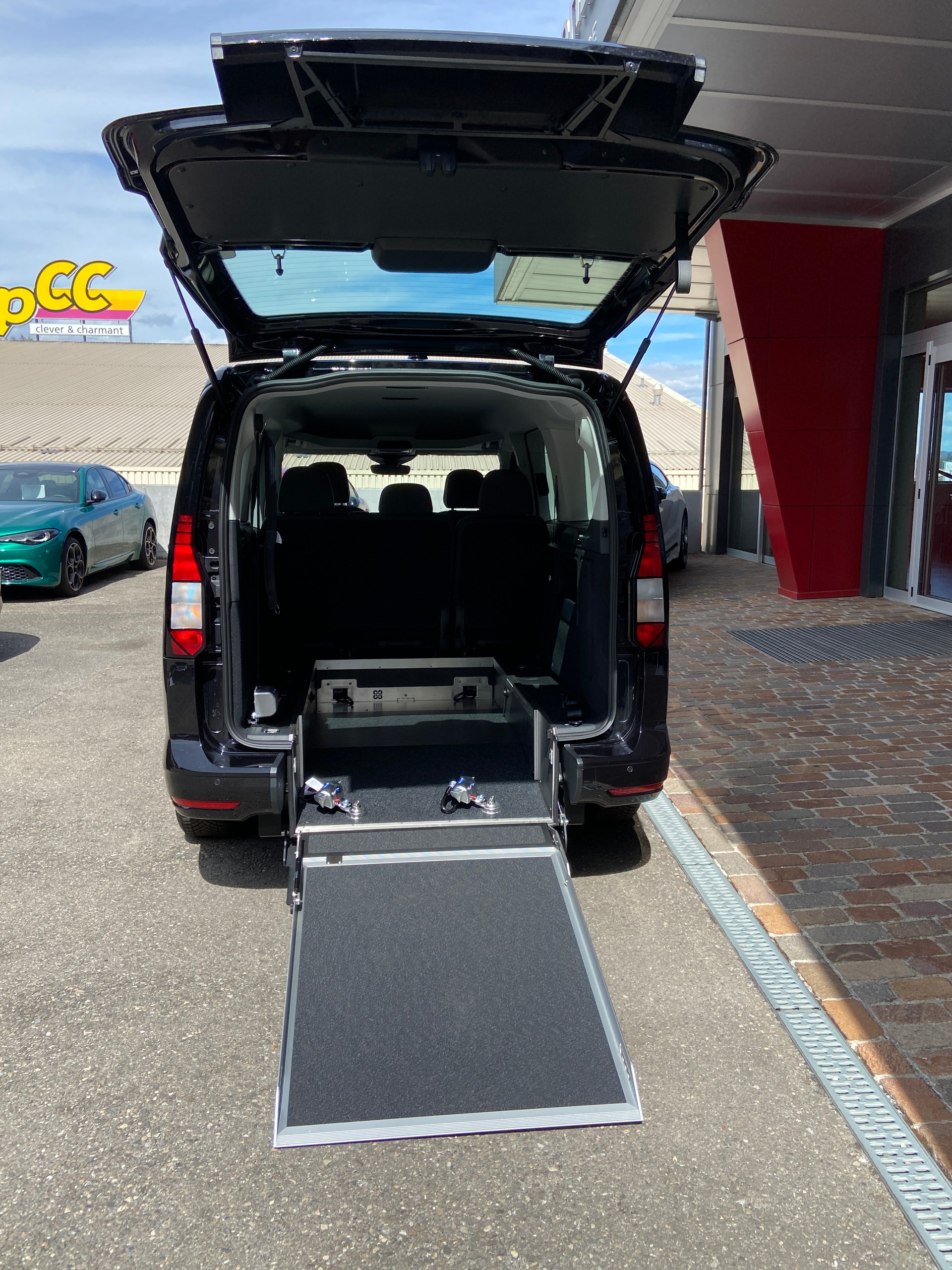 VW Caddy Maxi Kombi 2.0 TDi DSG Rollstuhltransport 5+1 Plätze-image-15