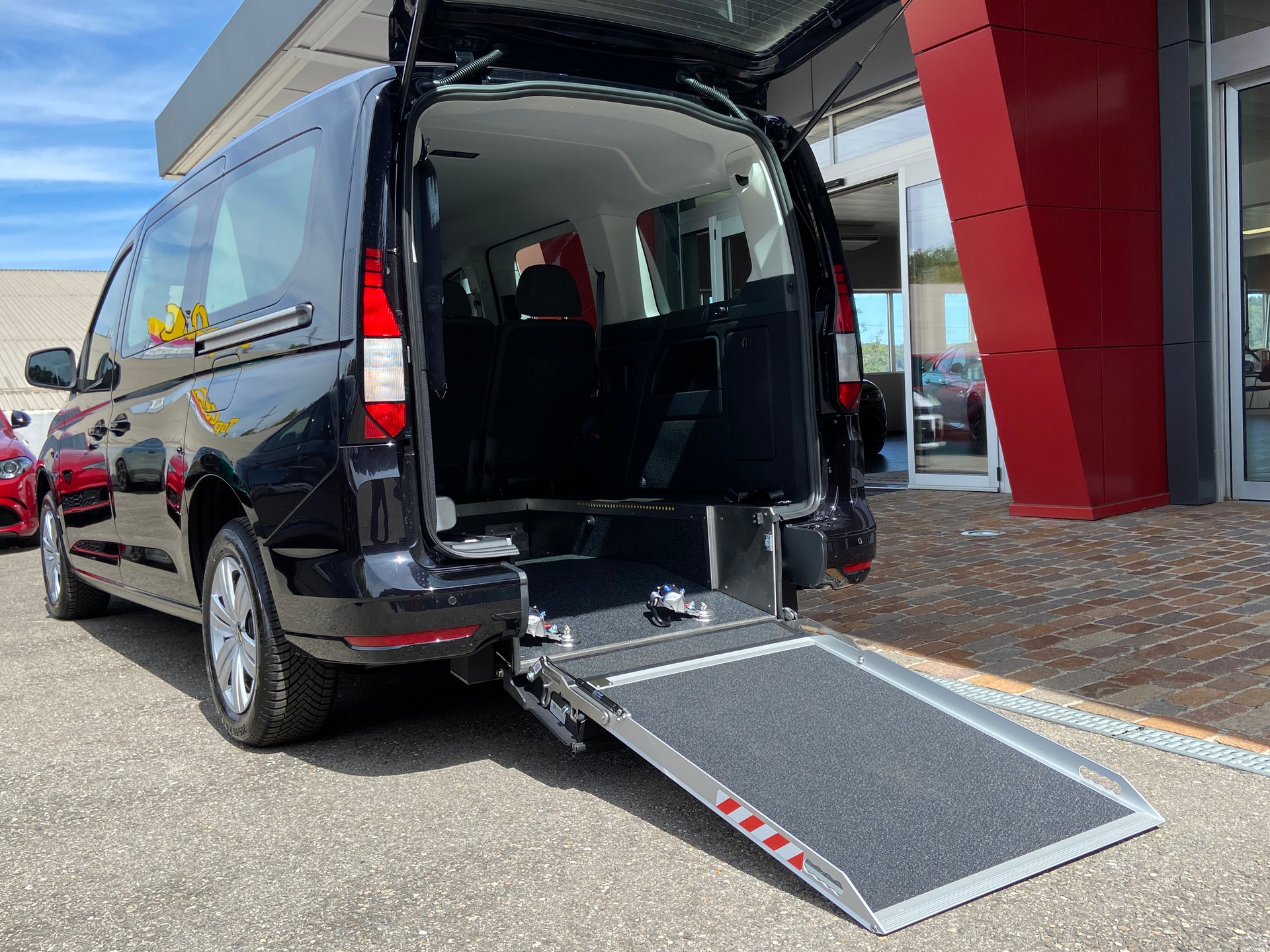 VW Caddy Maxi Kombi 2.0 TDi DSG Rollstuhltransport 5+1 Plätze-image-0