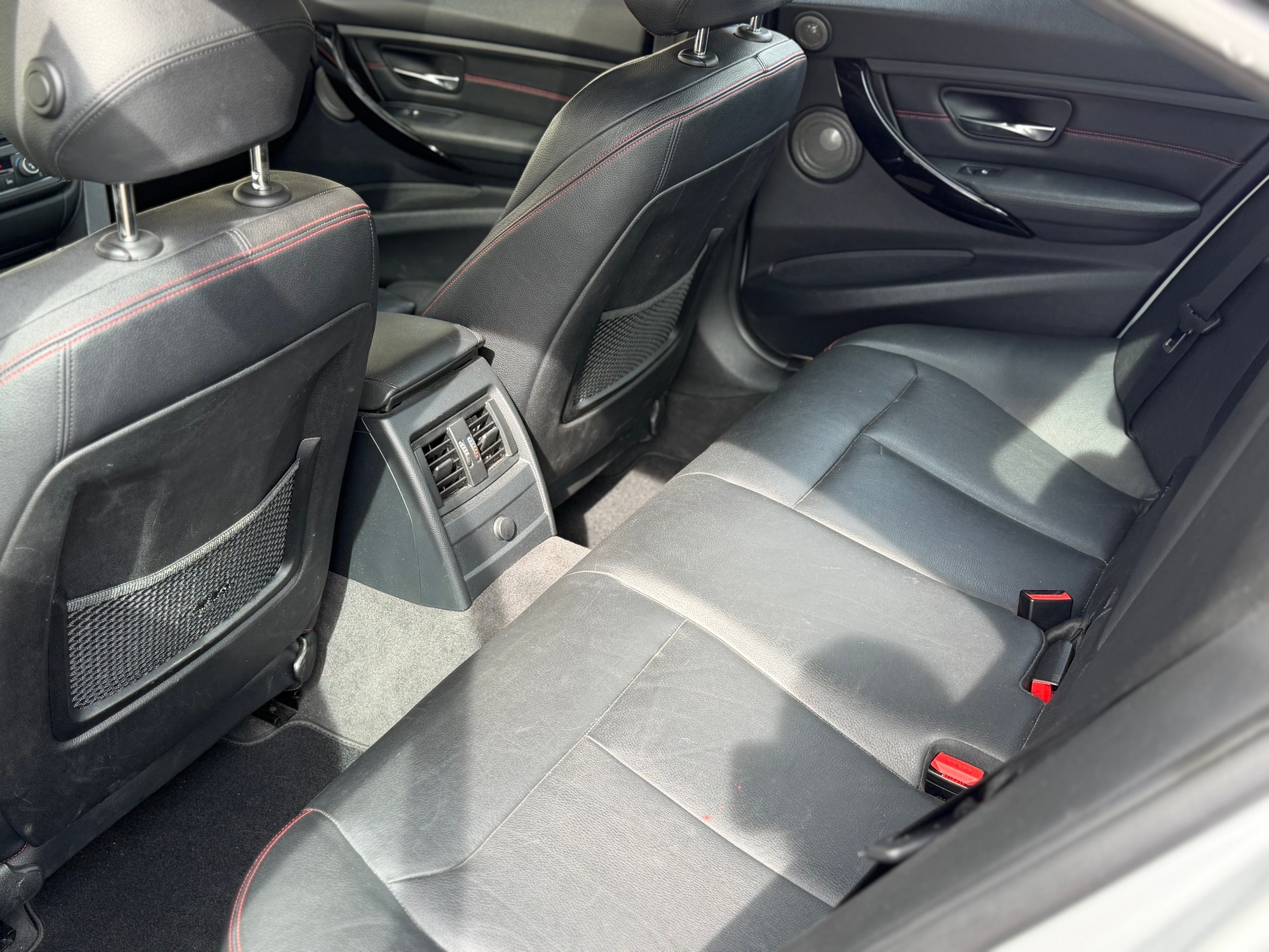 BMW 320d Sport Line-image-10