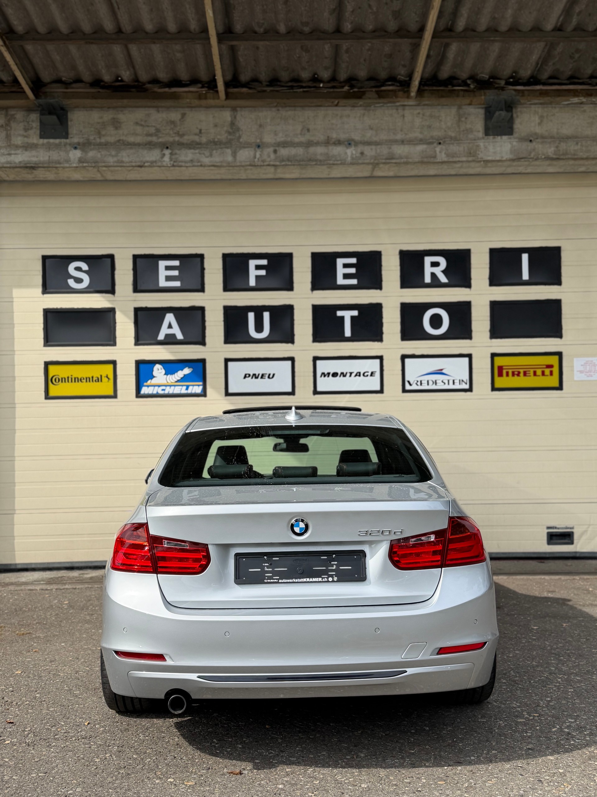 BMW 320d Sport Line-image-4