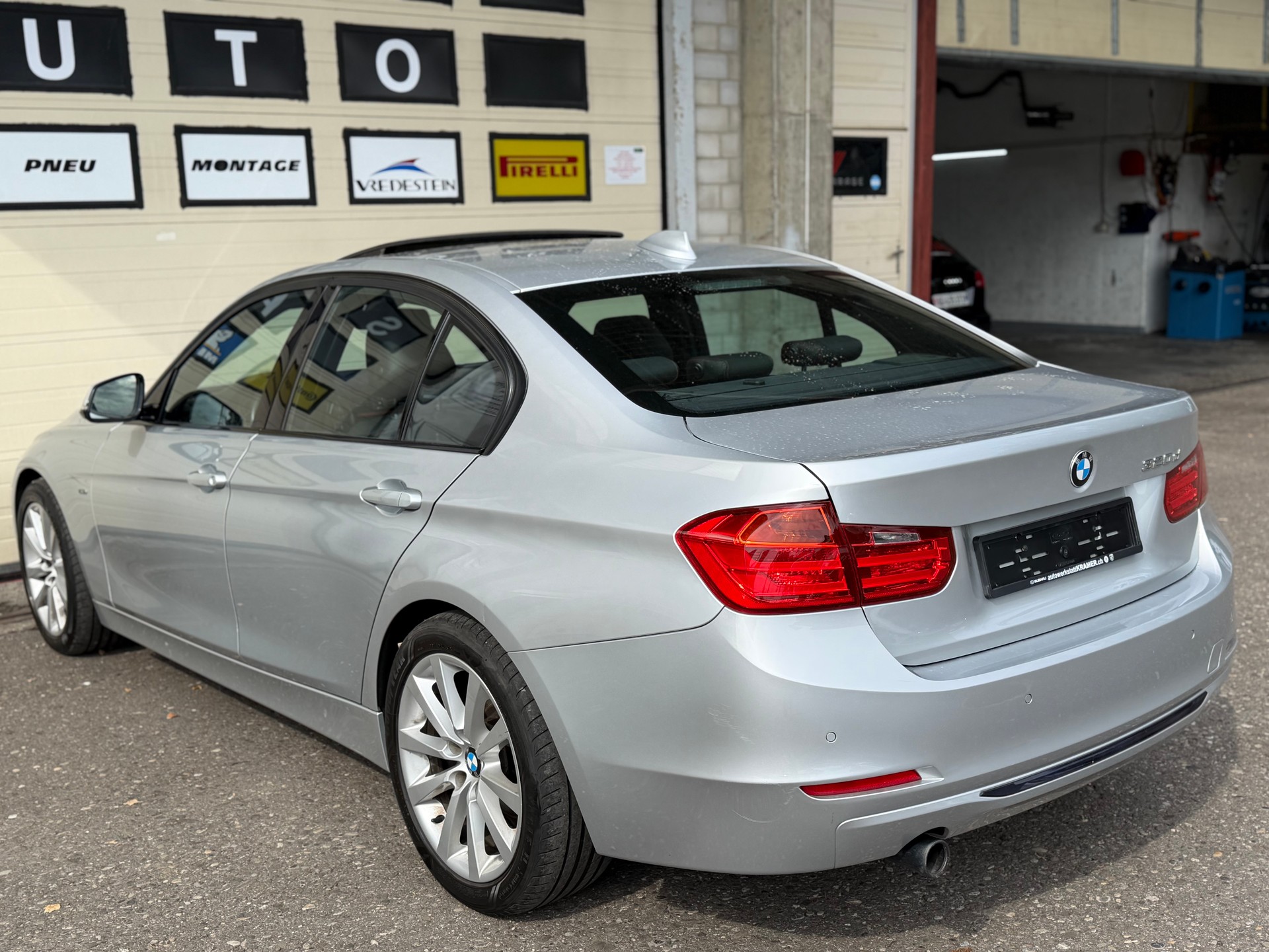 BMW 320d Sport Line-image-5