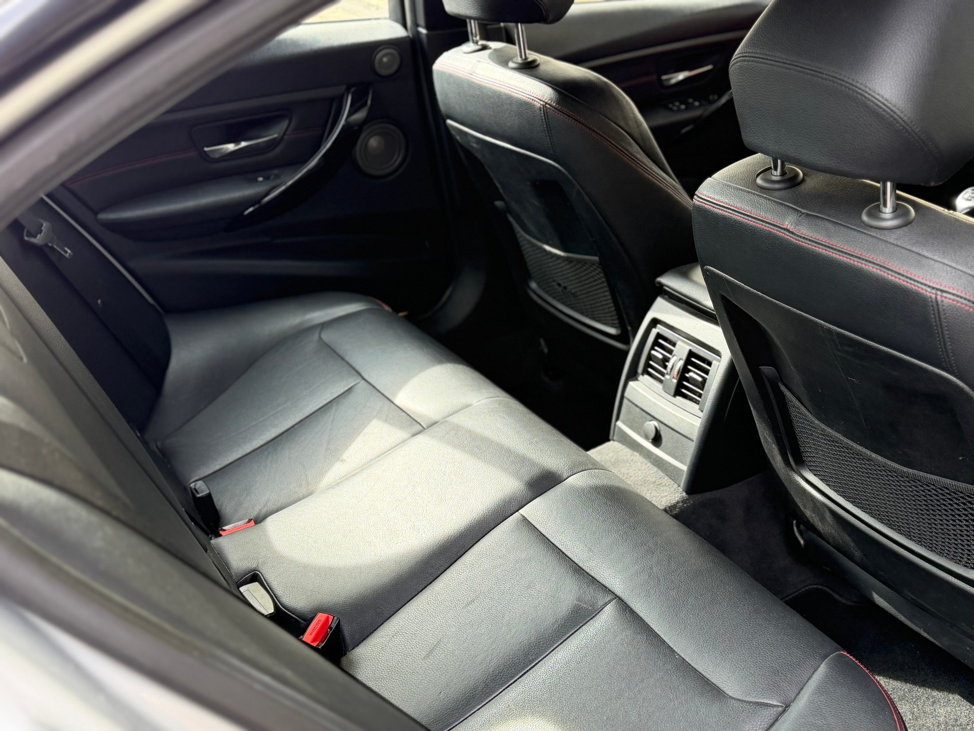 BMW 320d Sport Line-image-9