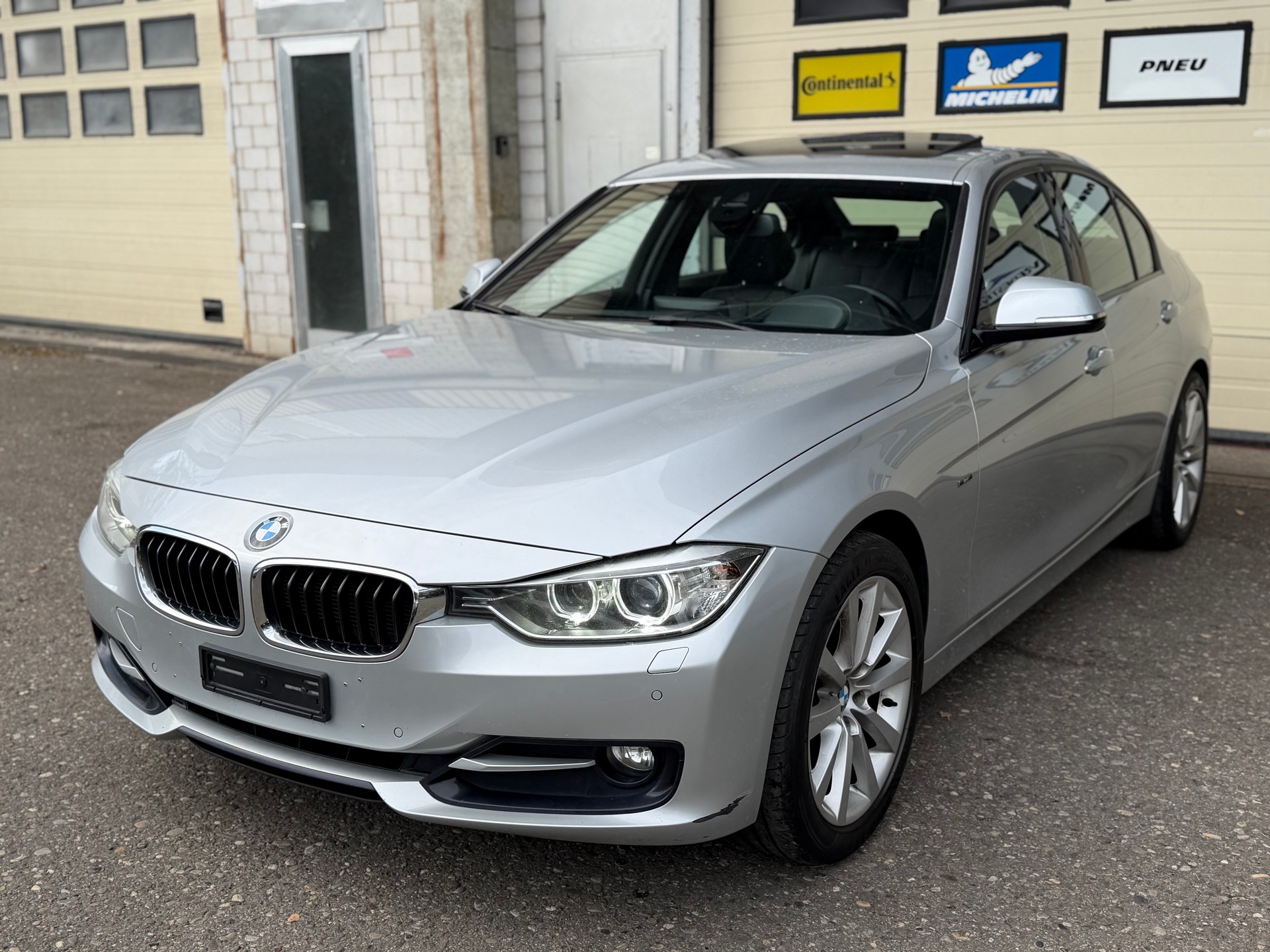 BMW 320d Sport Line-image-0