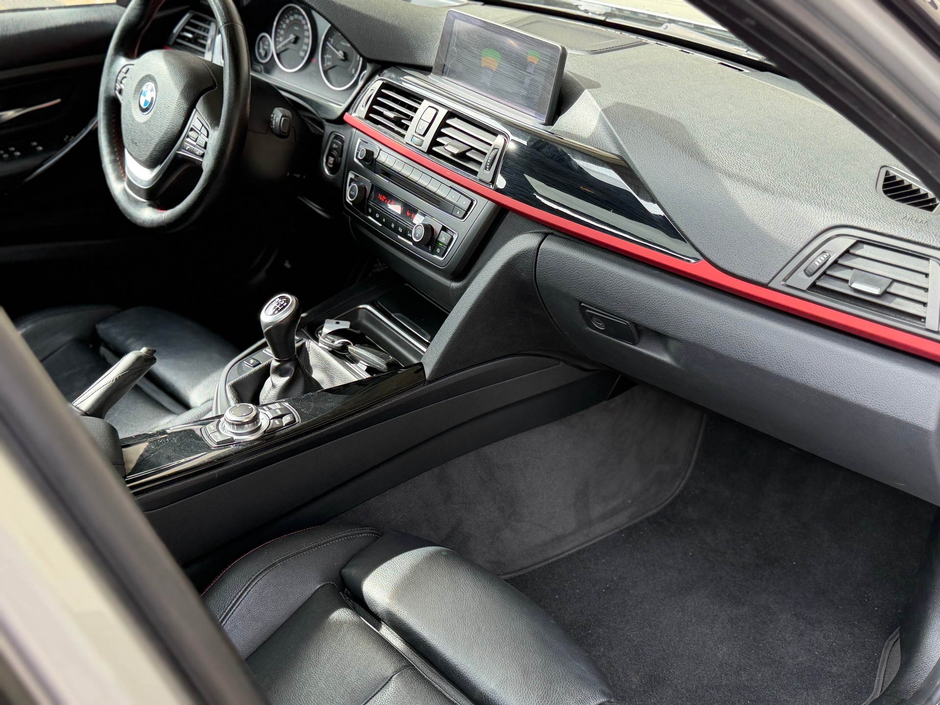 BMW 320d Sport Line-image-8