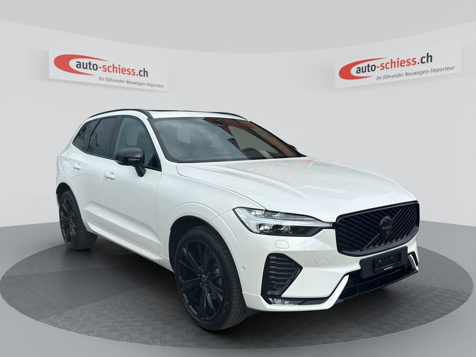 VOLVO XC60 B5 Benzin Mild Hybrid AWD Plus Black Edition Geartronic-showroom-element-2