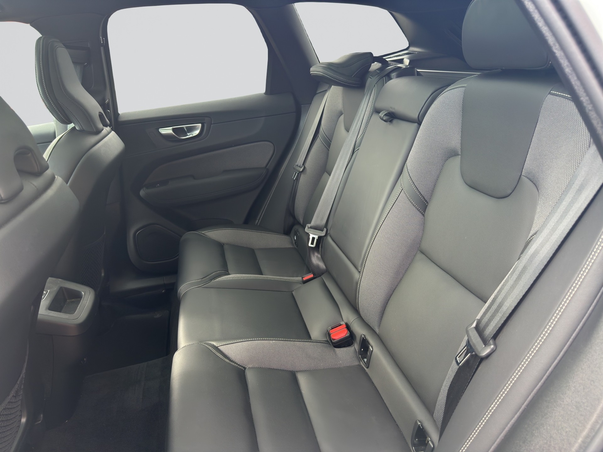 VOLVO XC60 B5 Benzin Mild Hybrid AWD Plus Black Edition Geartronic-image-7