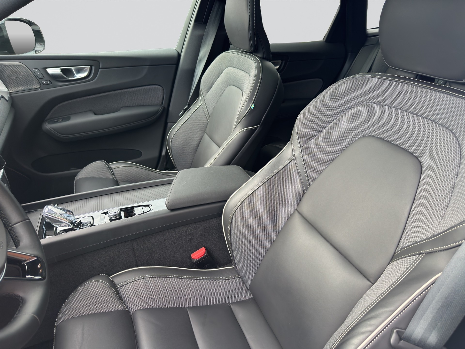 VOLVO XC60 B5 Benzin Mild Hybrid AWD Plus Black Edition Geartronic-image-5