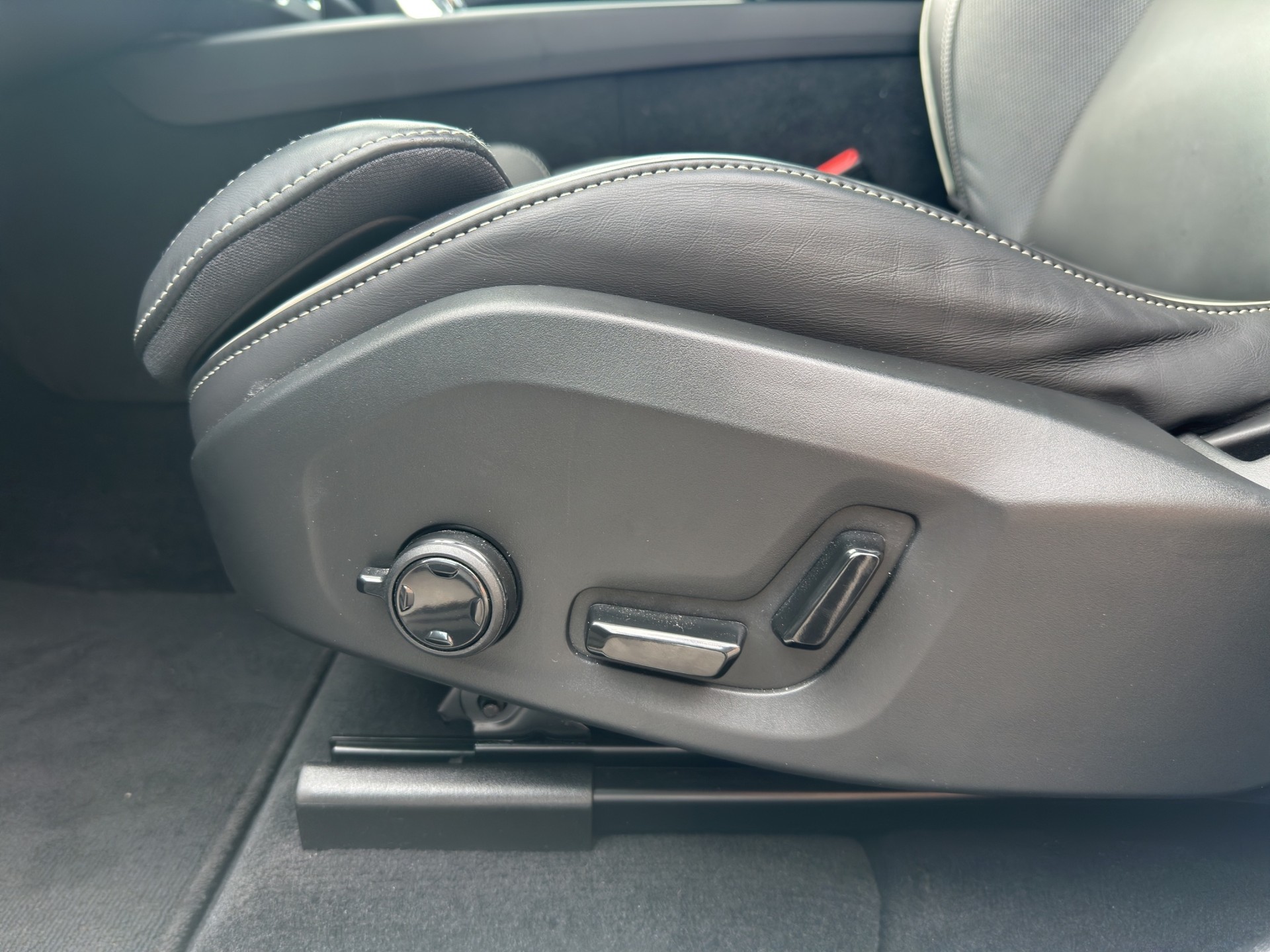 VOLVO XC60 B5 Benzin Mild Hybrid AWD Plus Black Edition Geartronic-image-11
