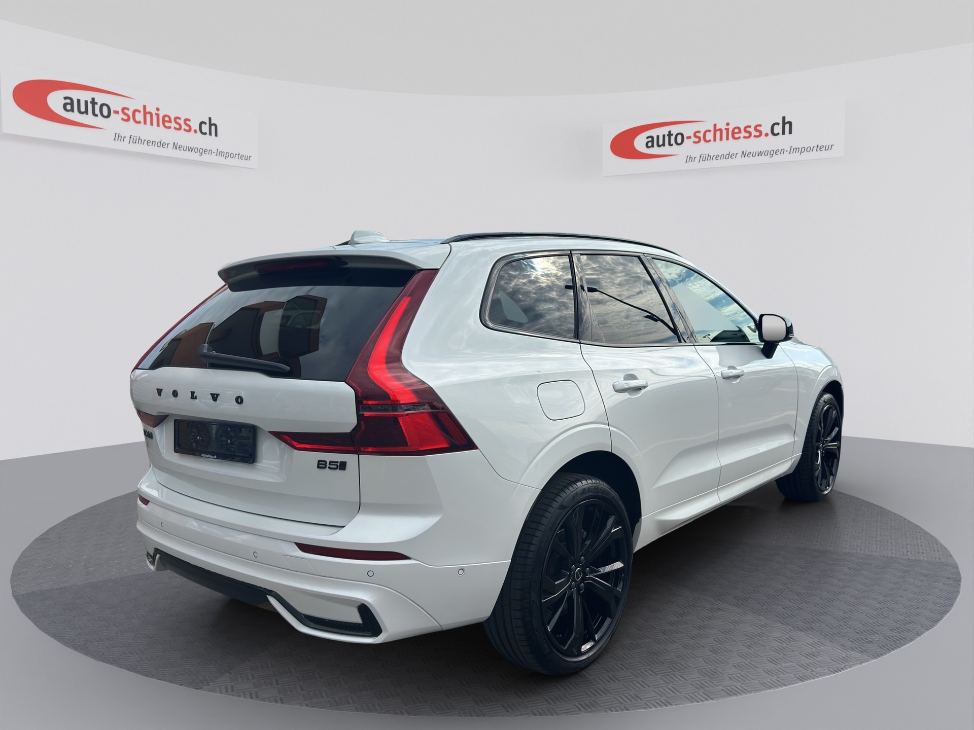 VOLVO XC60 B5 Benzin Mild Hybrid AWD Plus Black Edition Geartronic-image-4