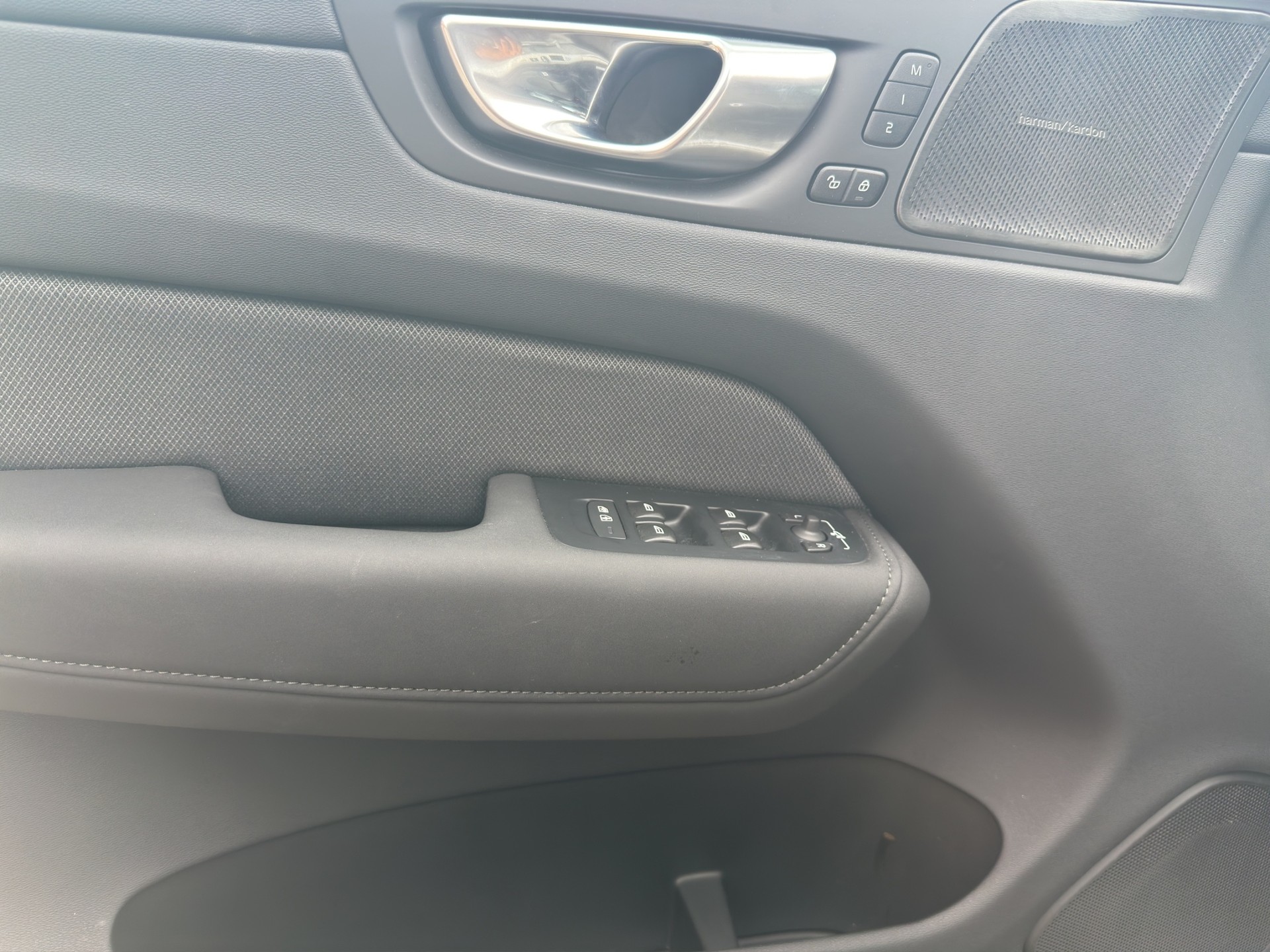 VOLVO XC60 B5 Benzin Mild Hybrid AWD Plus Black Edition Geartronic-image-8