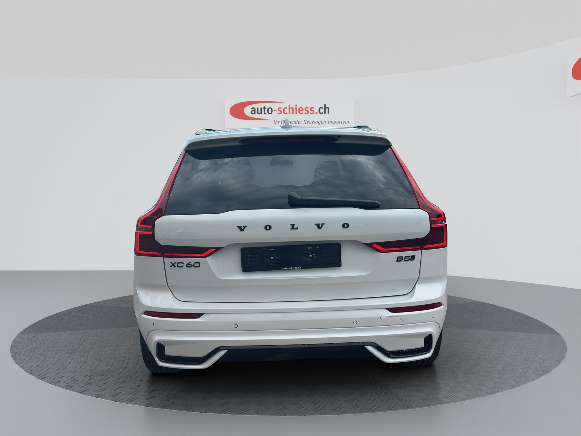 VOLVO XC60 B5 Benzin Mild Hybrid AWD Plus Black Edition Geartronic-showroom-element-1
