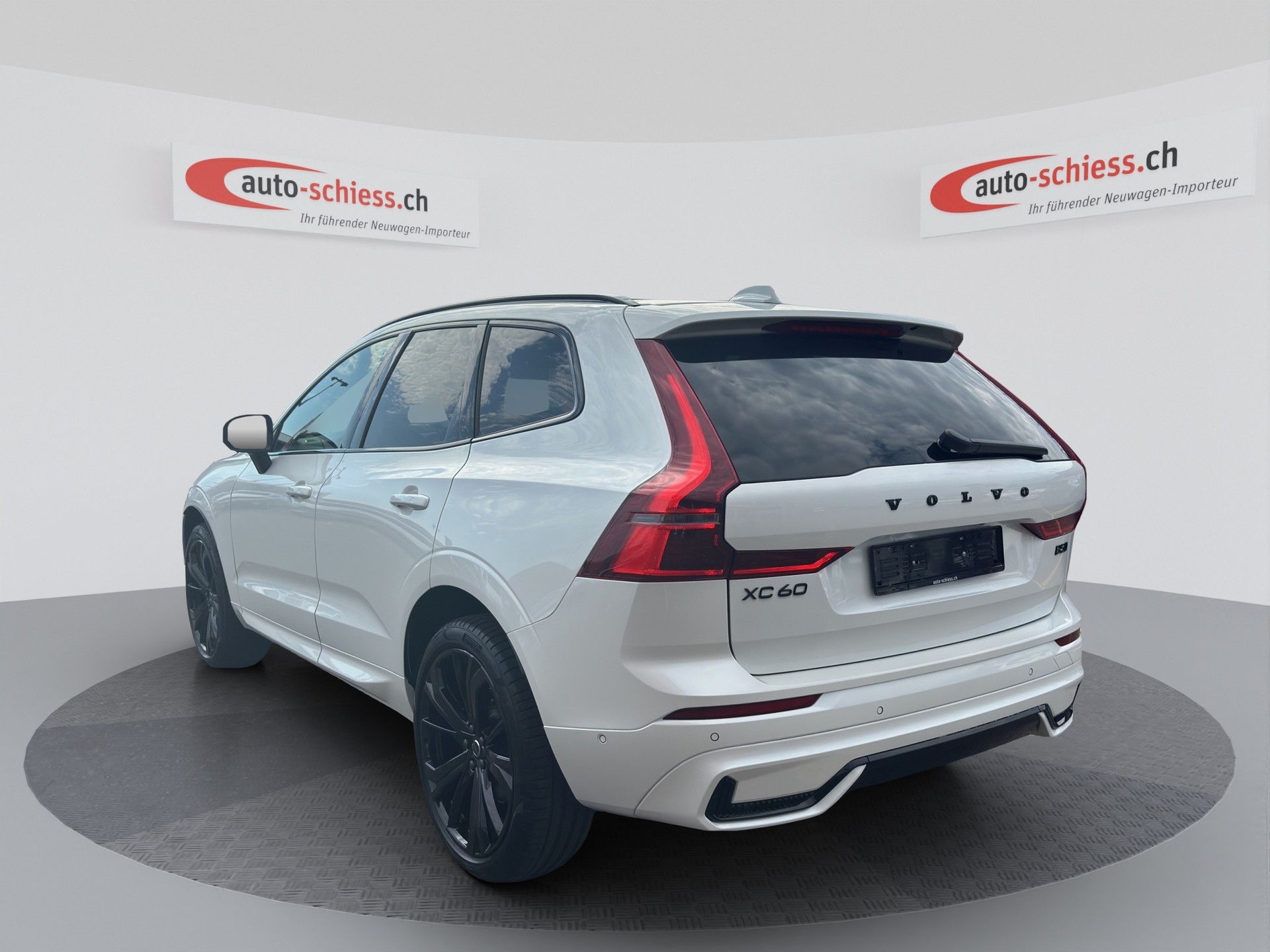 VOLVO XC60 B5 Benzin Mild Hybrid AWD Plus Black Edition Geartronic-showroom-element-3