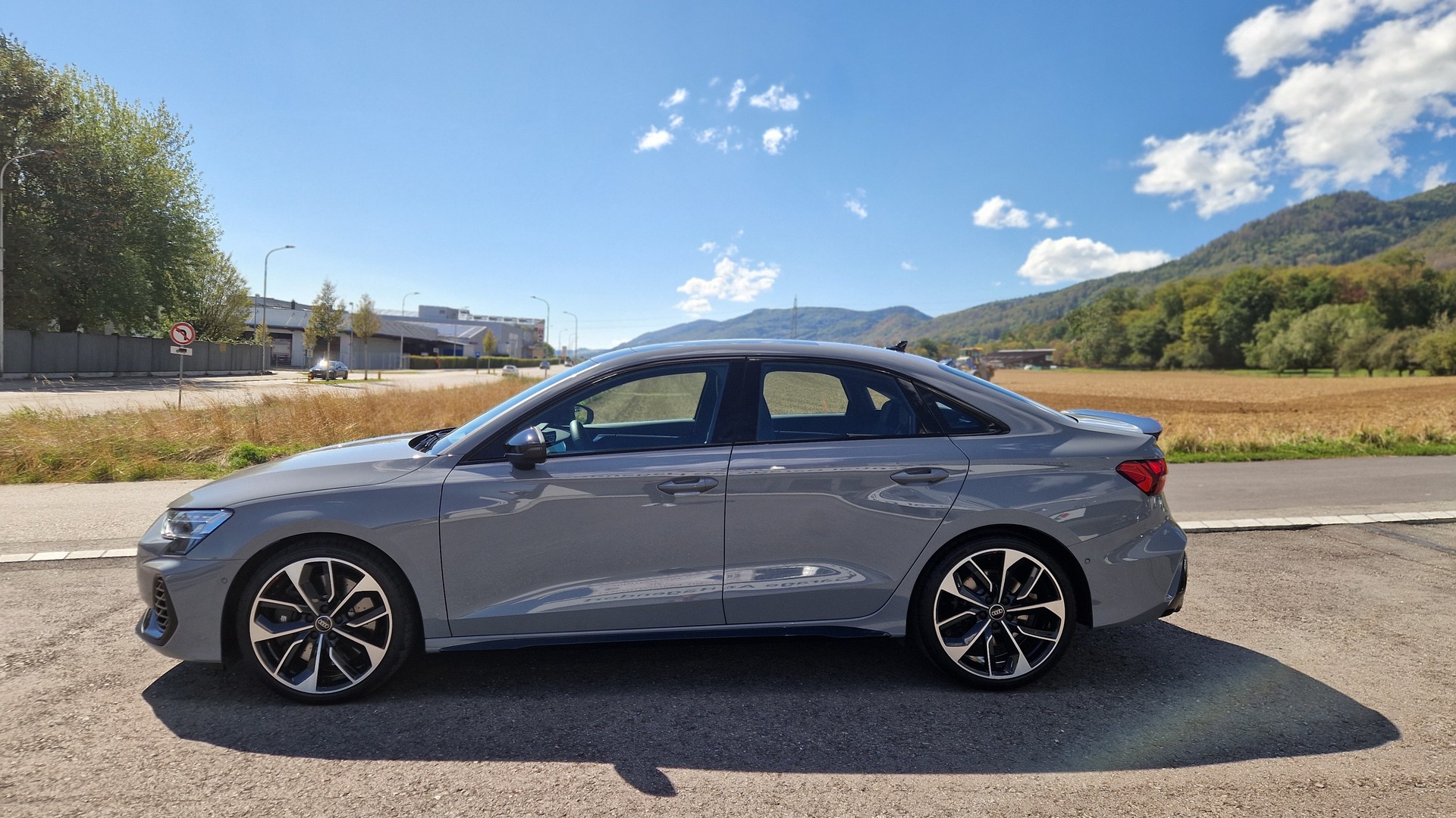 AUDI S3 Limousine TFSI quattro S-tronic-image-2