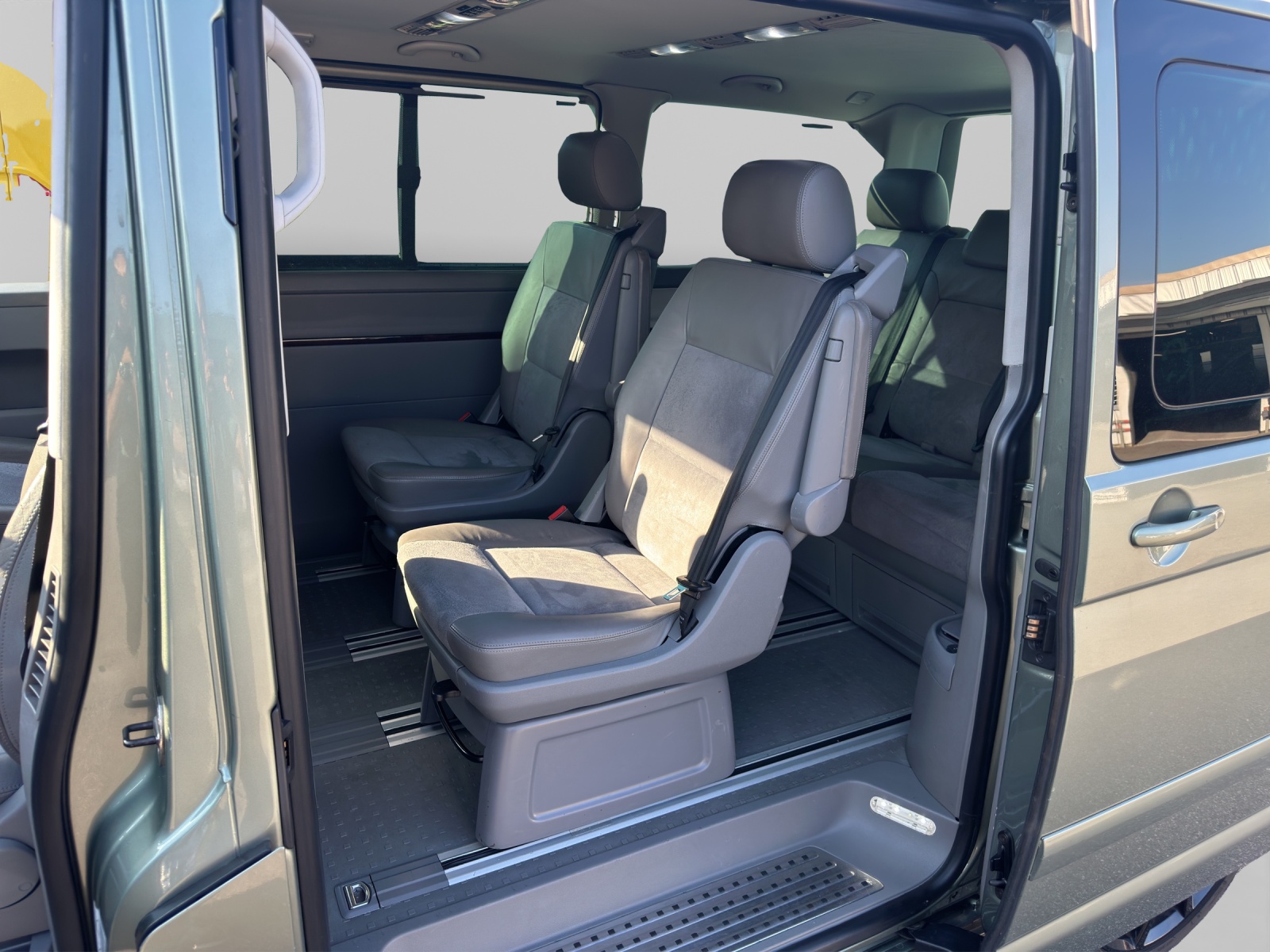 VW T5 Multivan 2.5 TDI-image-12