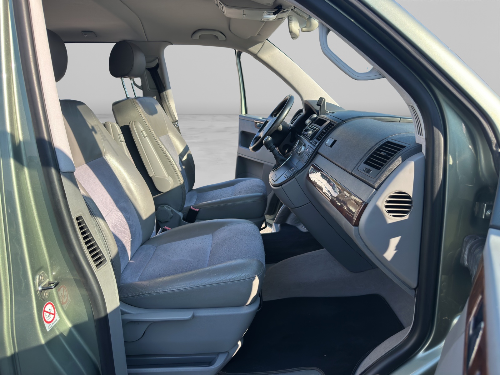 VW T5 Multivan 2.5 TDI-image-16