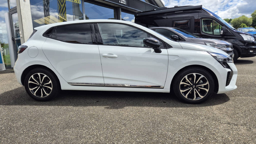 RENAULT Clio 1.6 E-Tech techno-image-1