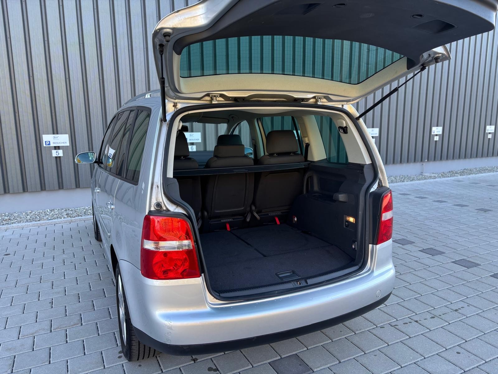 VW Touran 1.6 FSI Highline 7-Sitzer-image-15