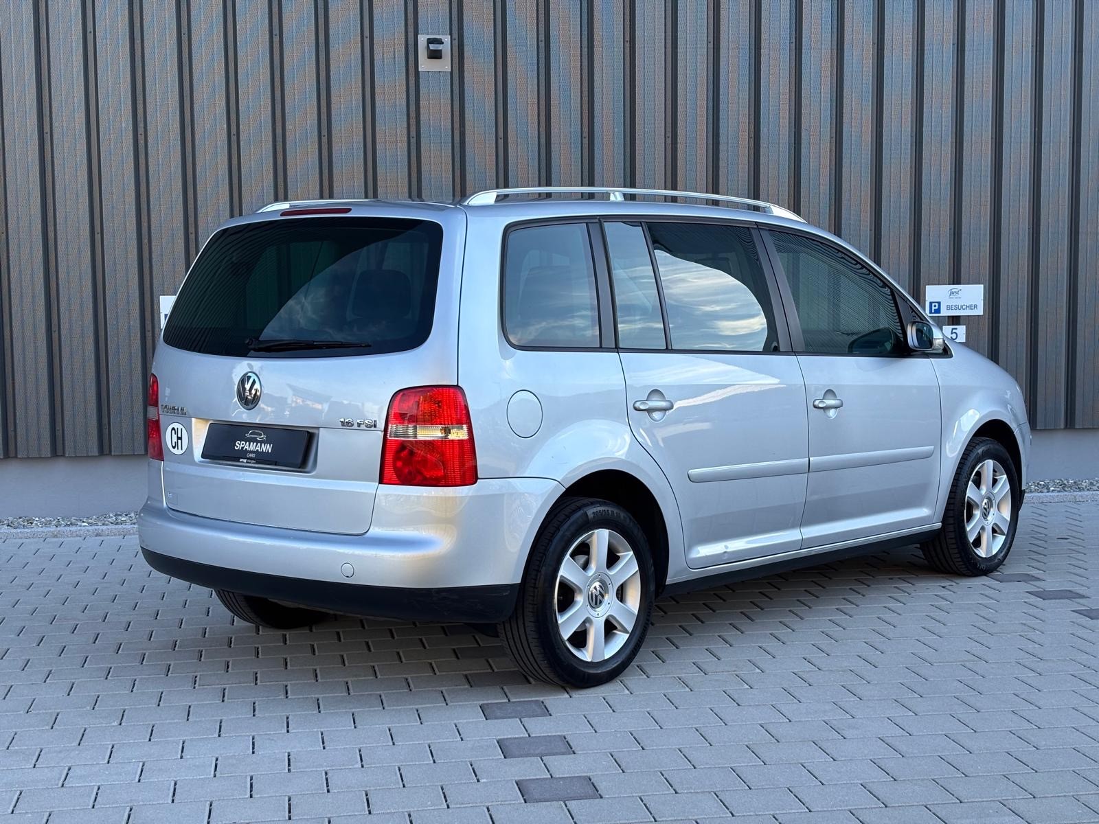 VW Touran 1.6 FSI Highline 7-Sitzer-image-6