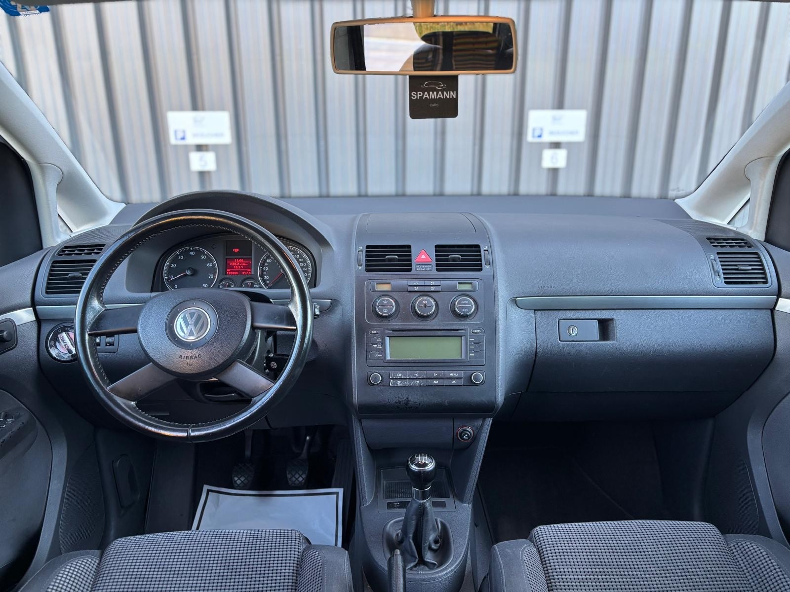 VW Touran 1.6 FSI Highline 7-Sitzer-image-14