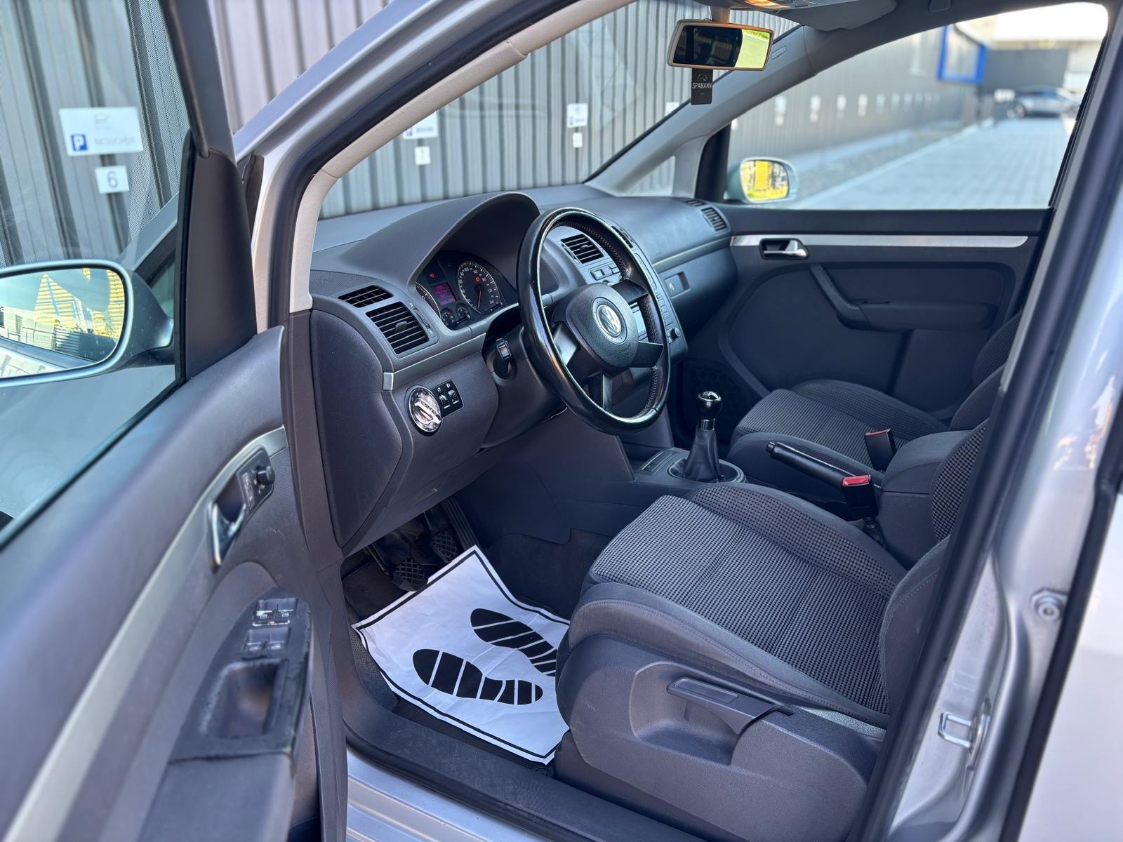 VW Touran 1.6 FSI Highline 7-Sitzer-image-11