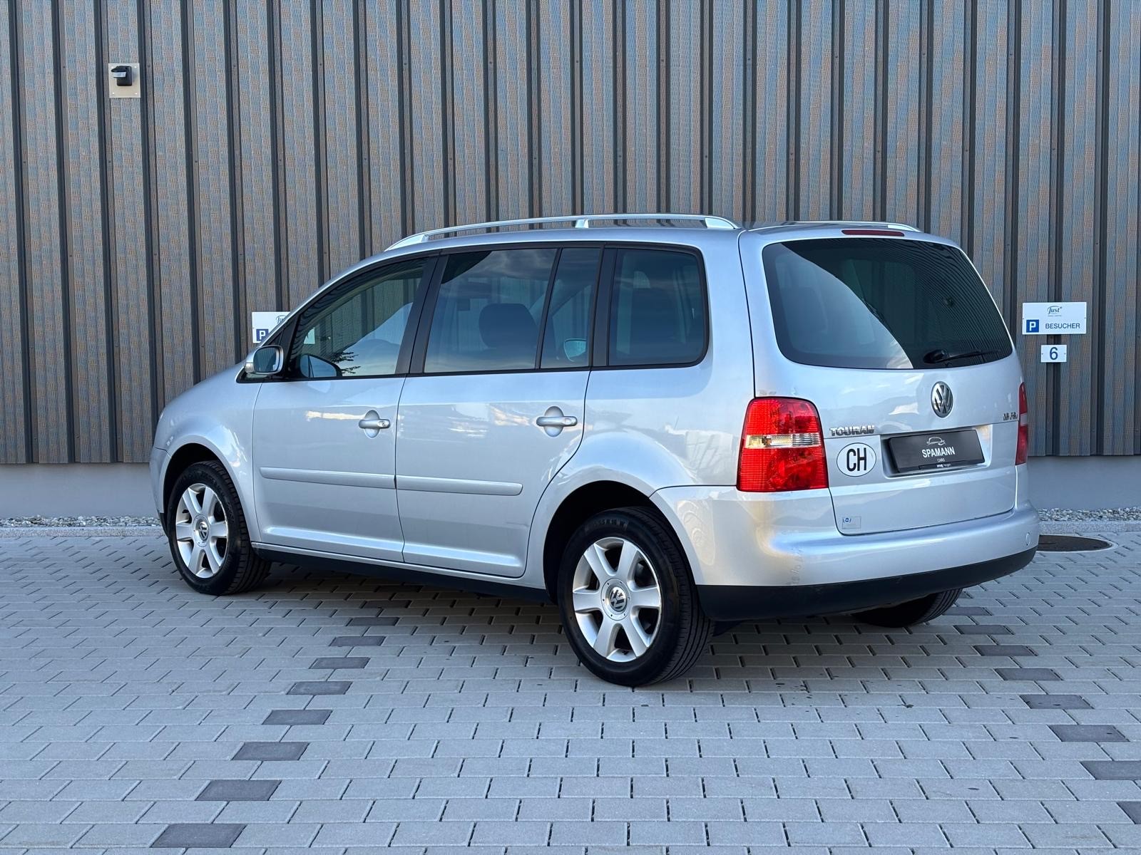 VW Touran 1.6 FSI Highline 7-Sitzer-image-4