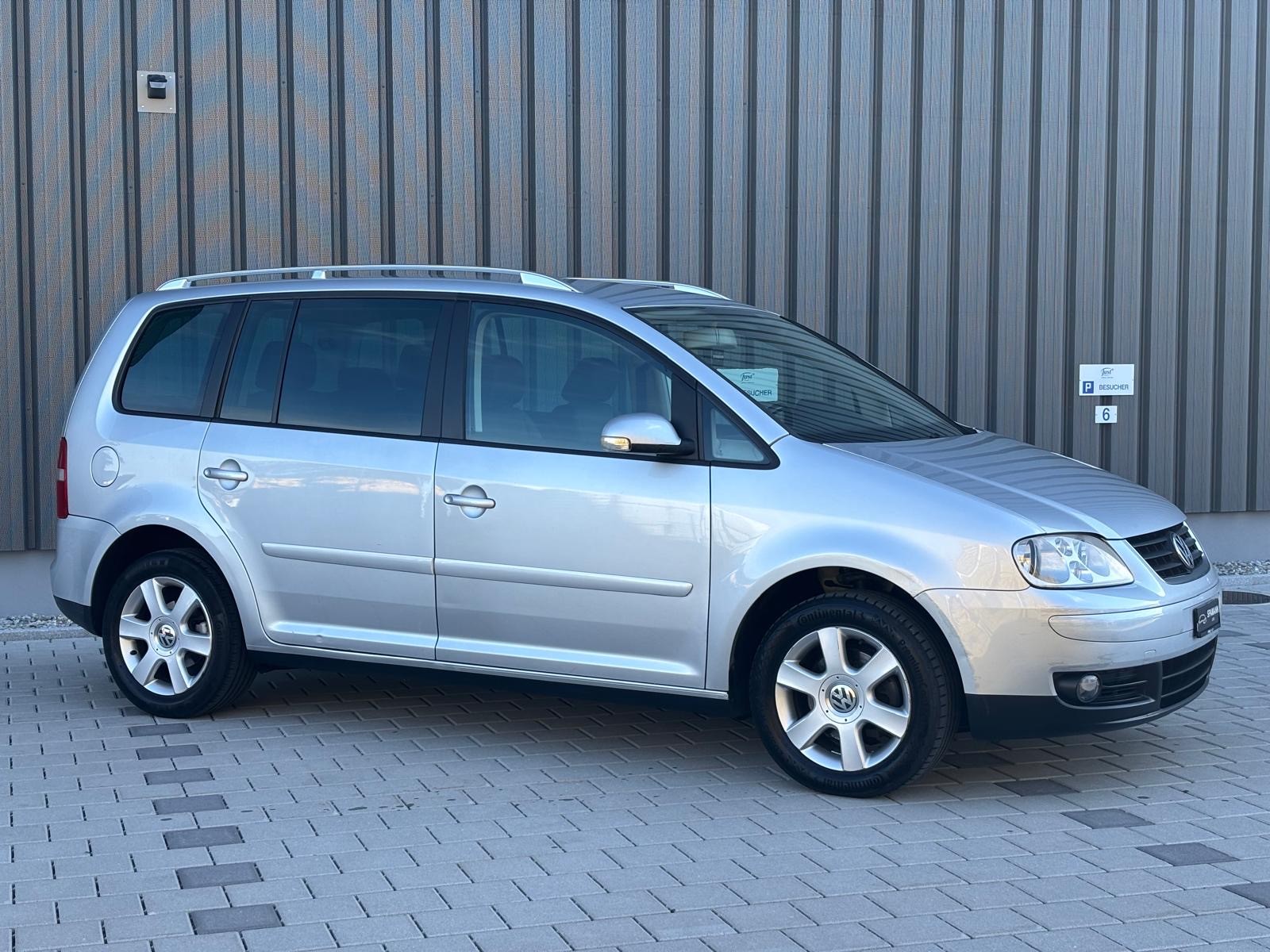 VW Touran 1.6 FSI Highline 7-Sitzer-image-9