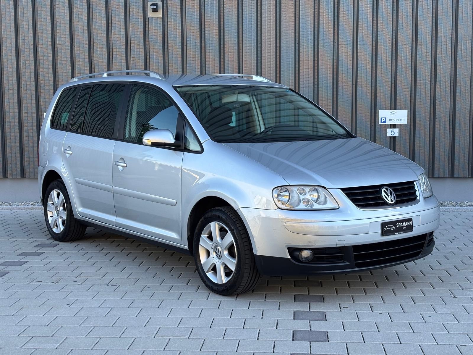 VW Touran 1.6 FSI Highline 7-Sitzer-image-10