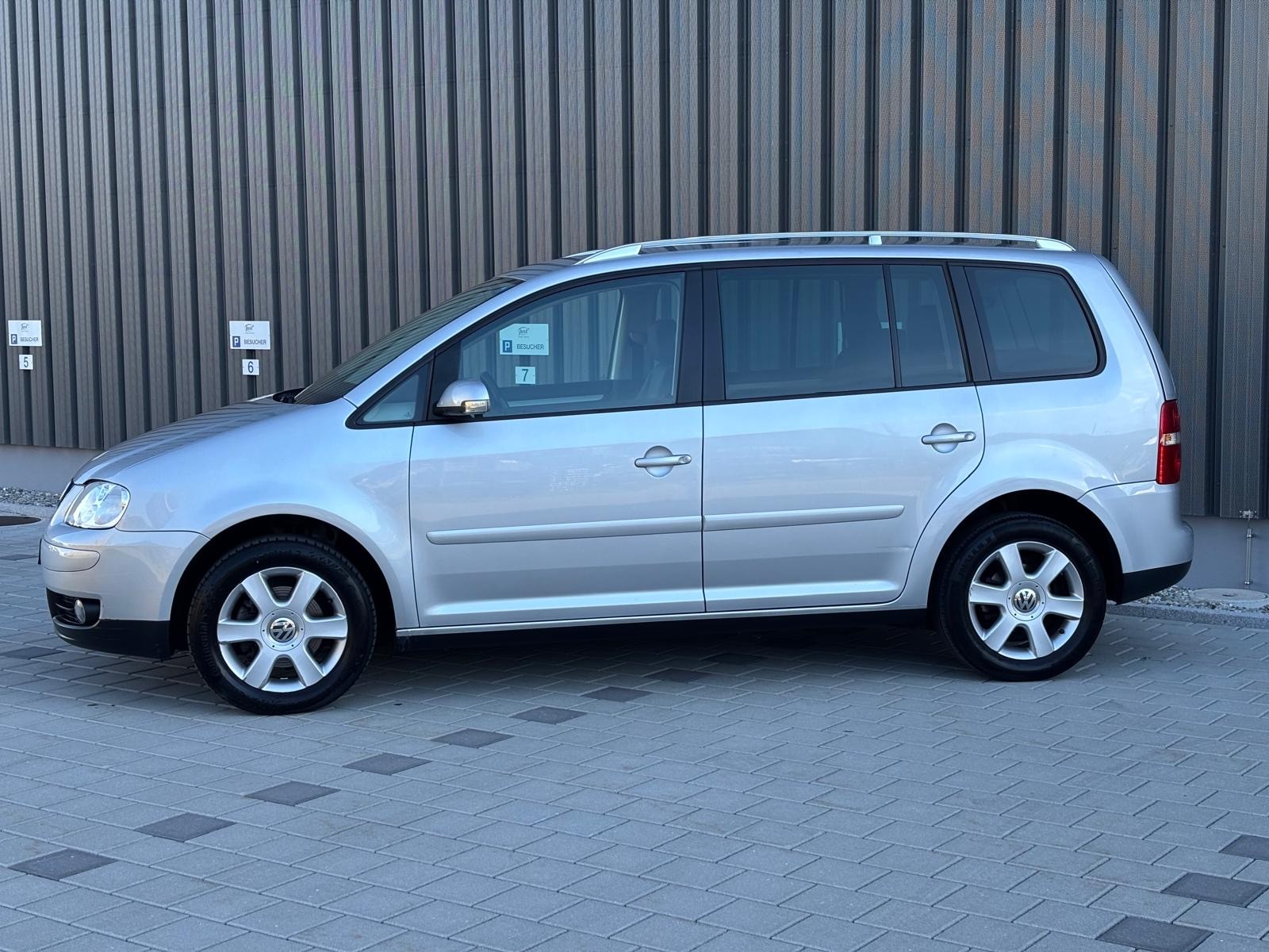 VW Touran 1.6 FSI Highline 7-Sitzer-image-3