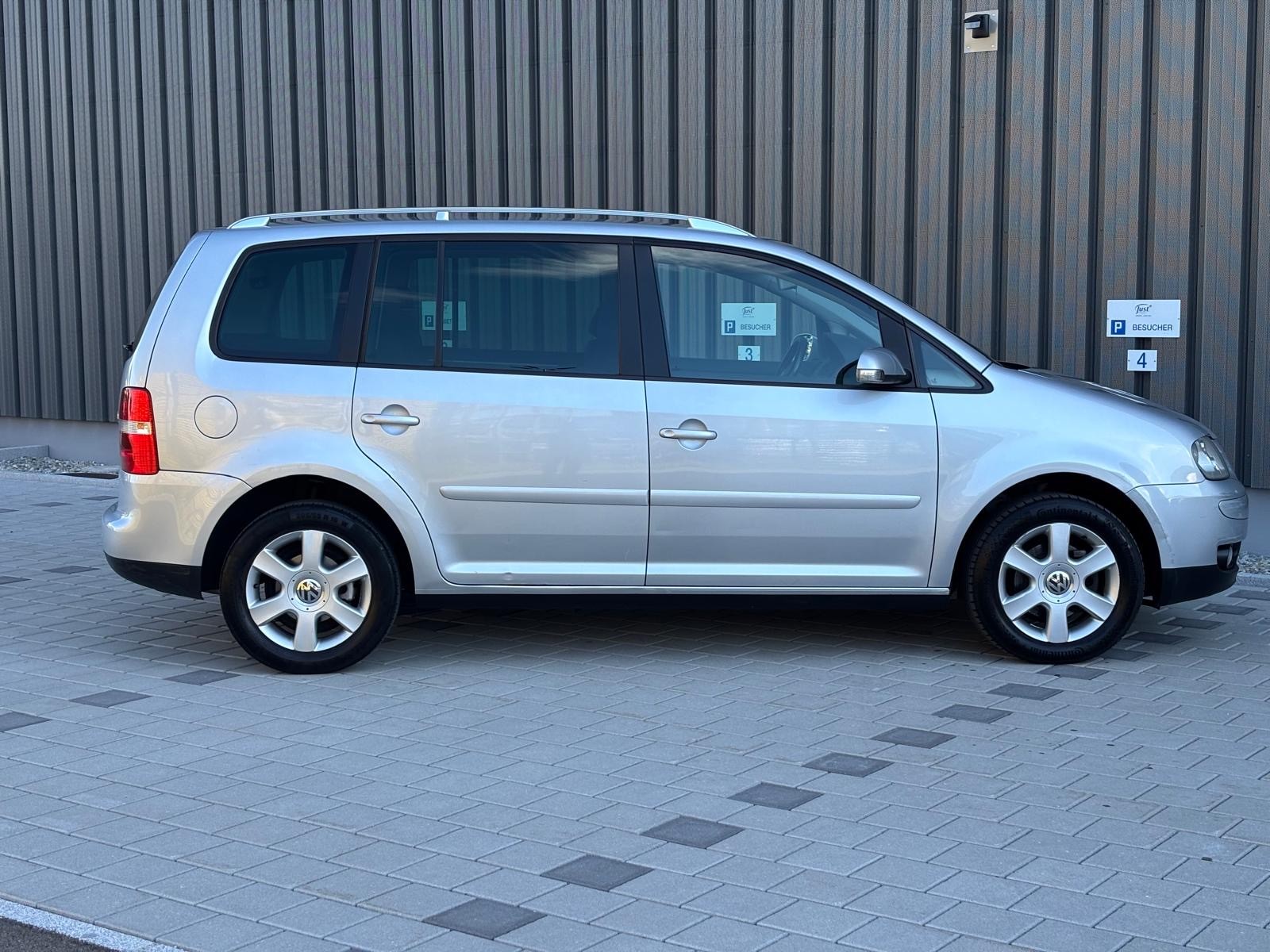 VW Touran 1.6 FSI Highline 7-Sitzer-image-8