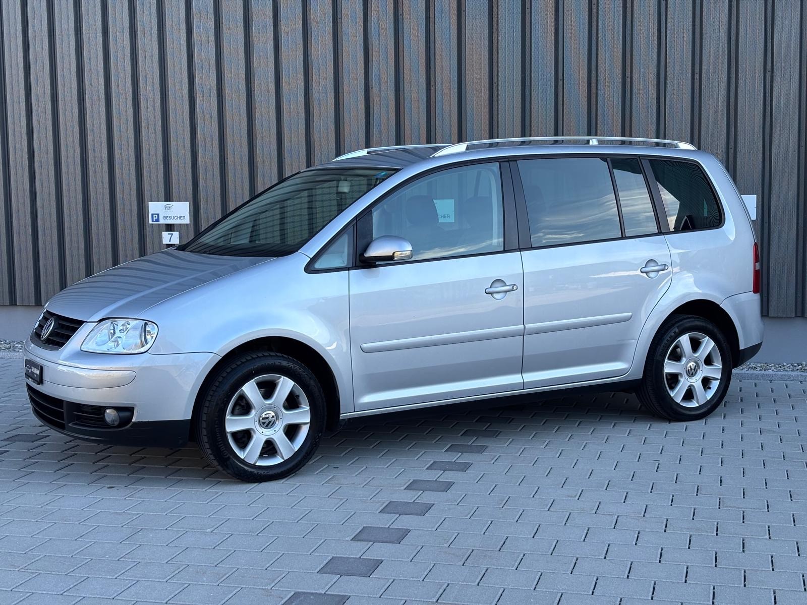VW Touran 1.6 FSI Highline 7-Sitzer-image-2