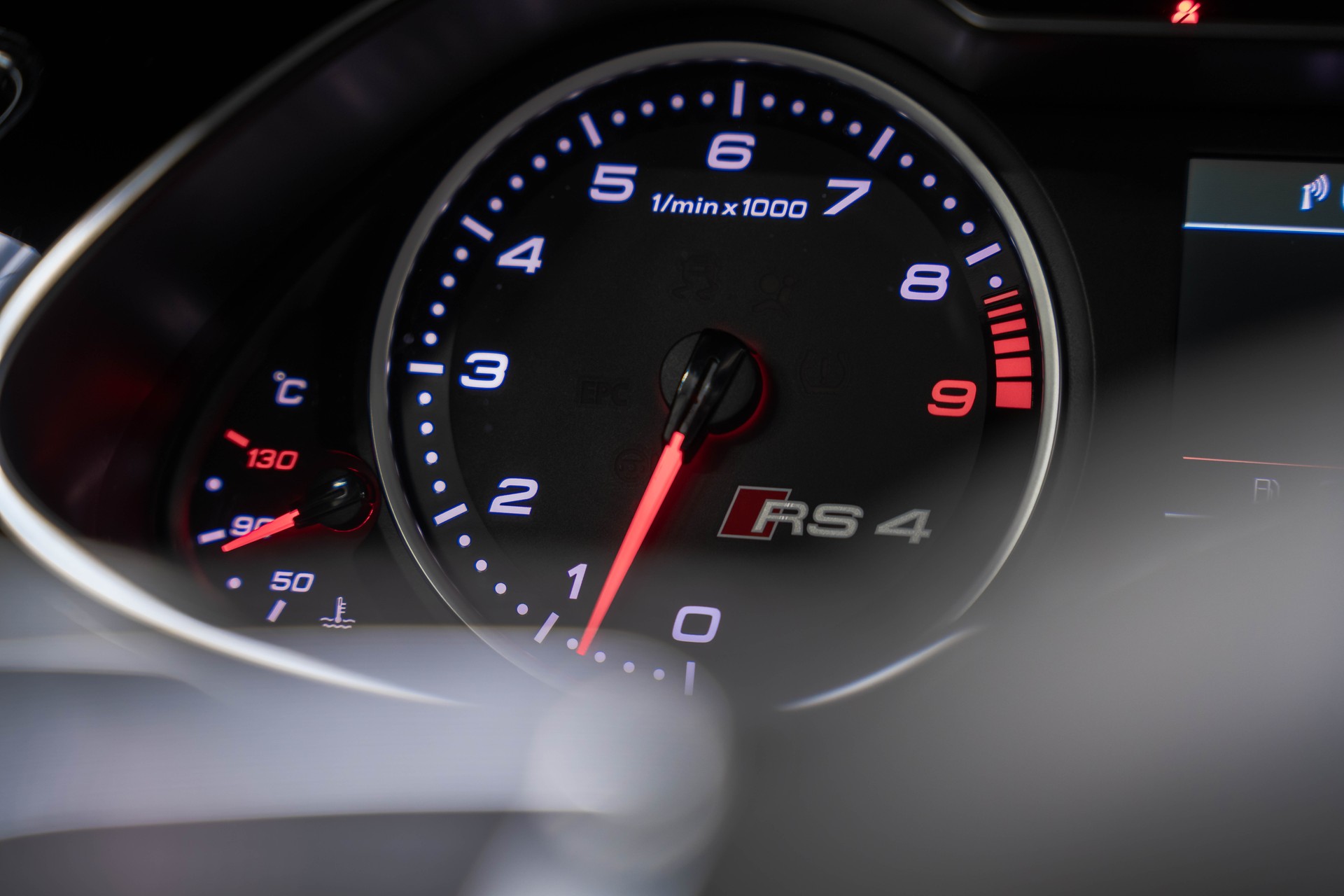 AUDI RS4 Avant 4.2 FSI V8 quattro S-tronic-image-27