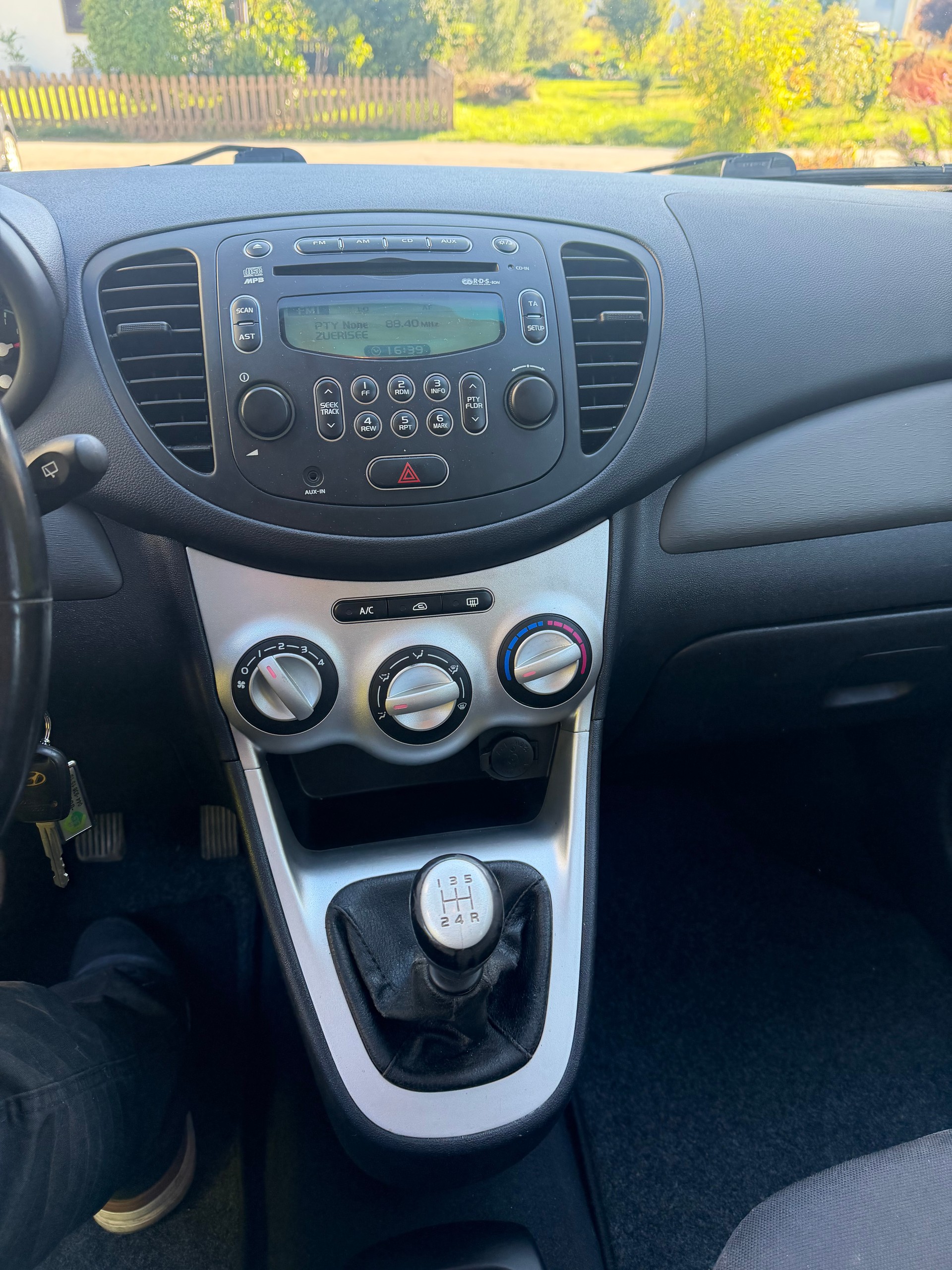 HYUNDAI i10 1.1 Style-image-9