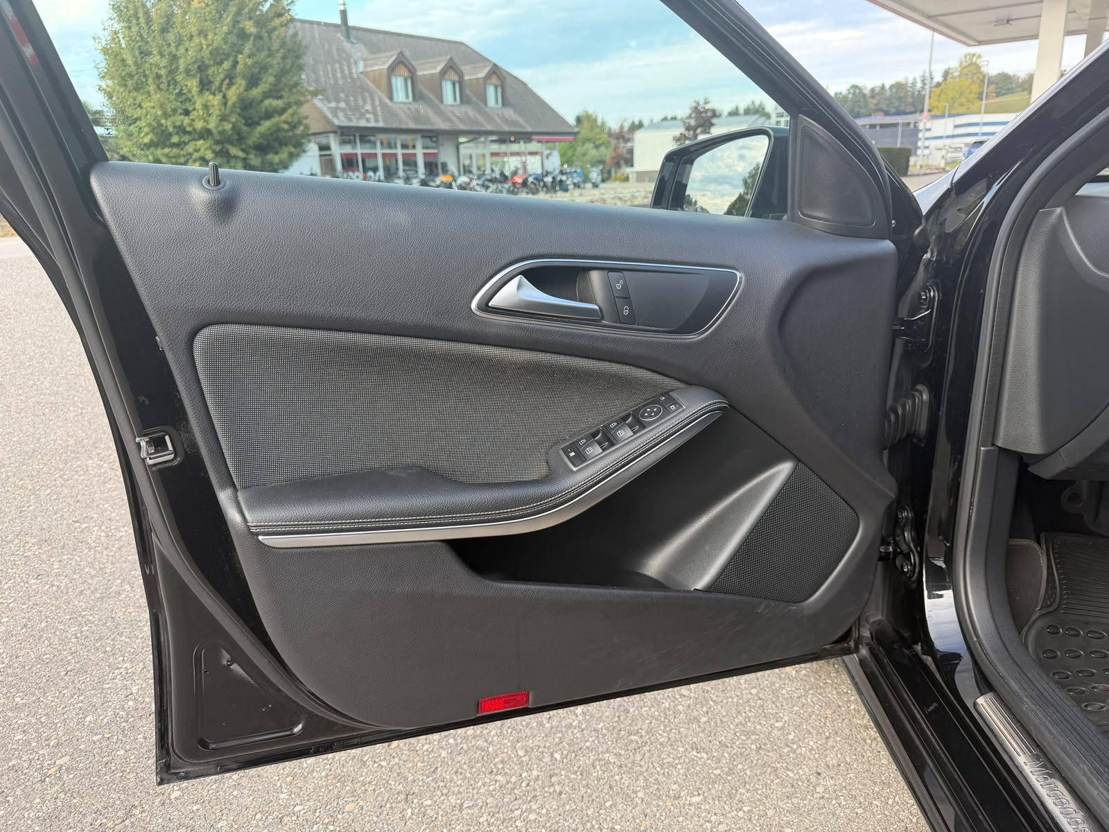 MERCEDES-BENZ A 180-image-11