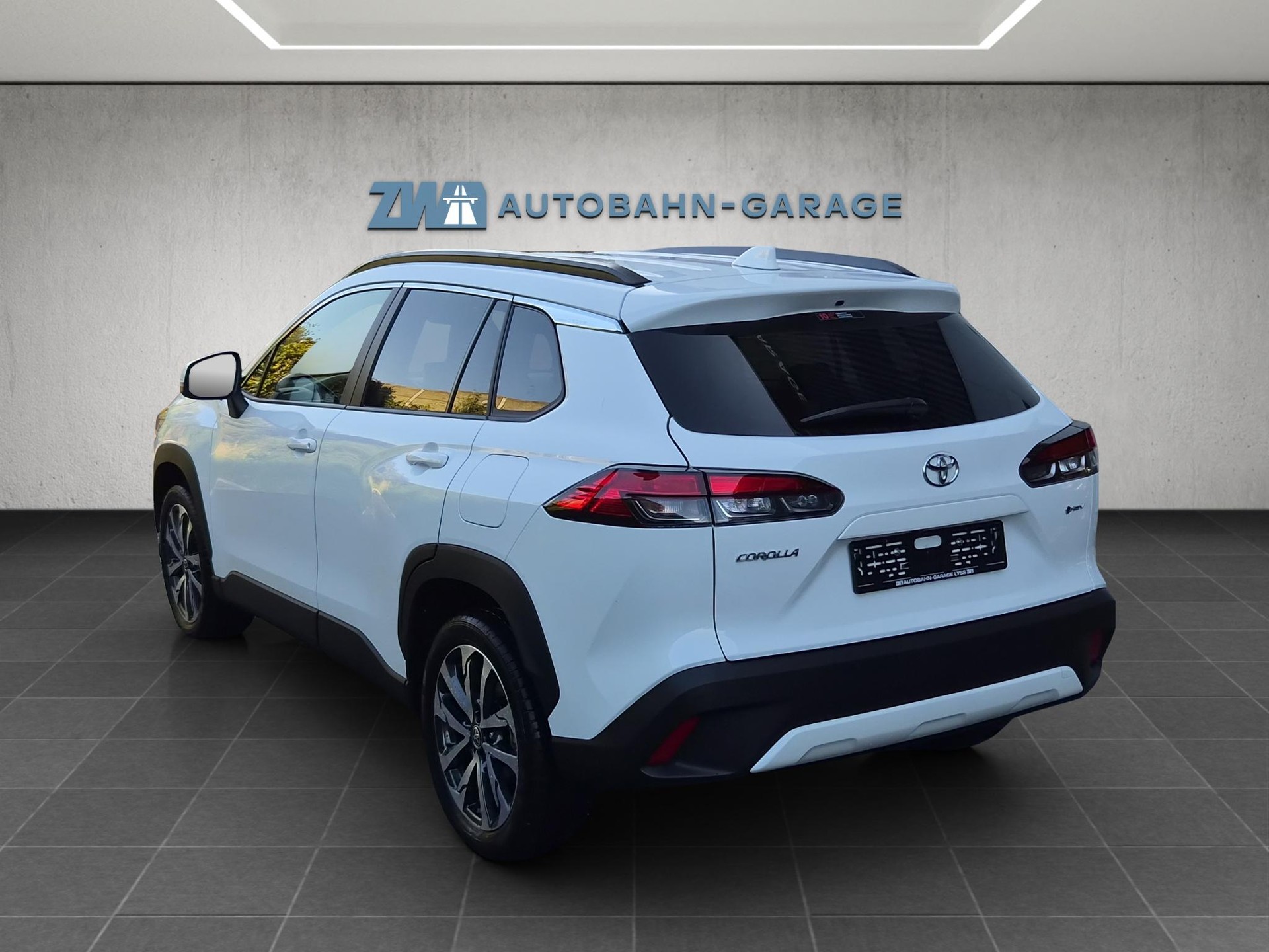 TOYOTA Corolla Cross 1.8 HSD Trend-image-2