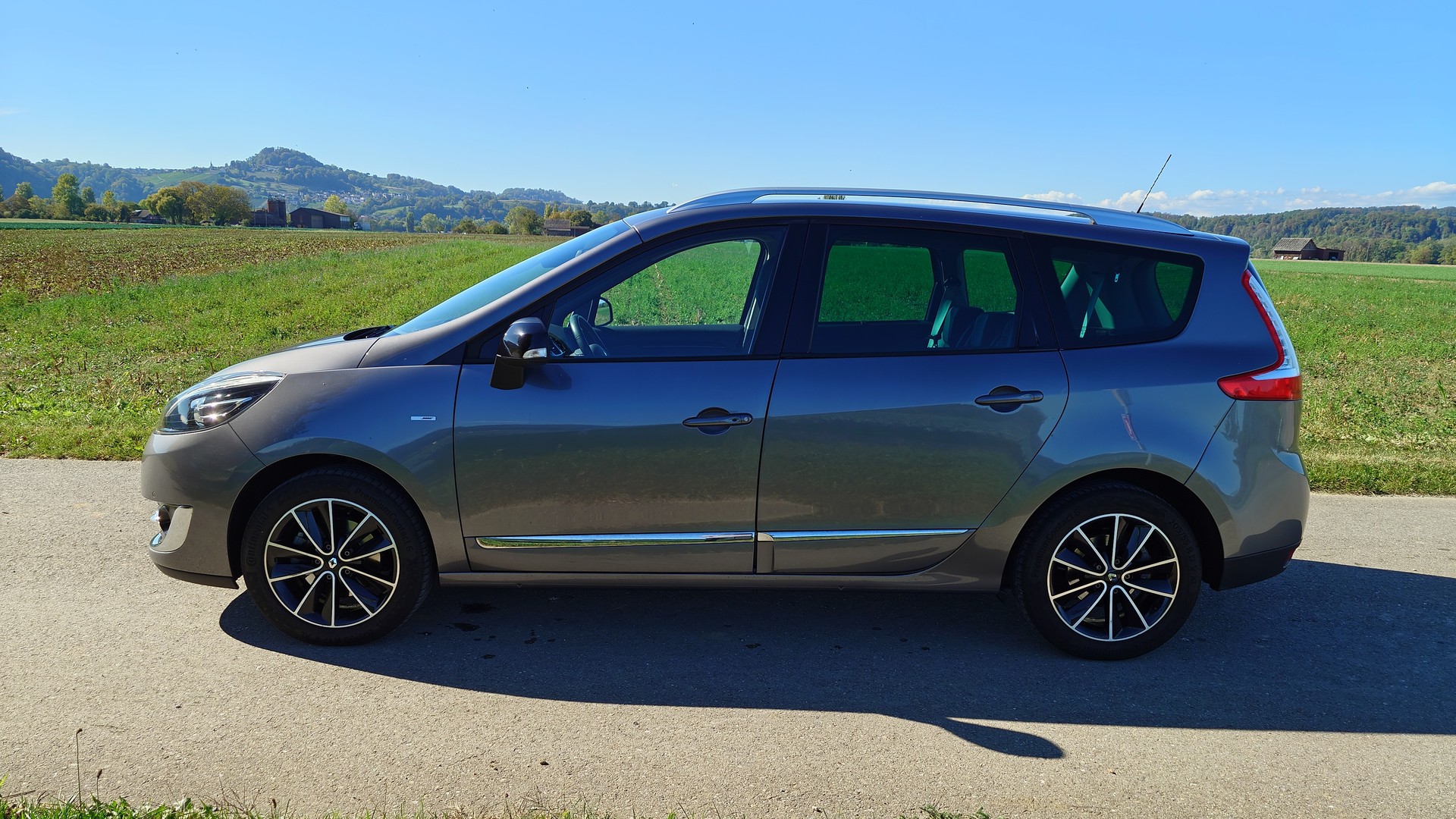 RENAULT Grand Scénic 1.2 16V Turbo Swiss Edition-image-1
