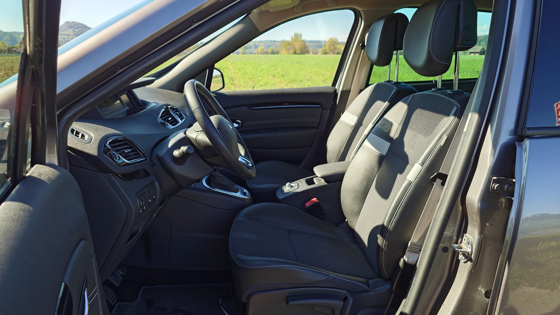 RENAULT Grand Scénic 1.2 16V Turbo Swiss Edition-image-12