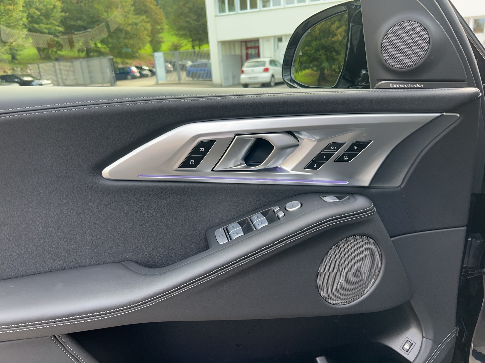 BMW XM xDrive 50e PHEV Steptronic-image-10
