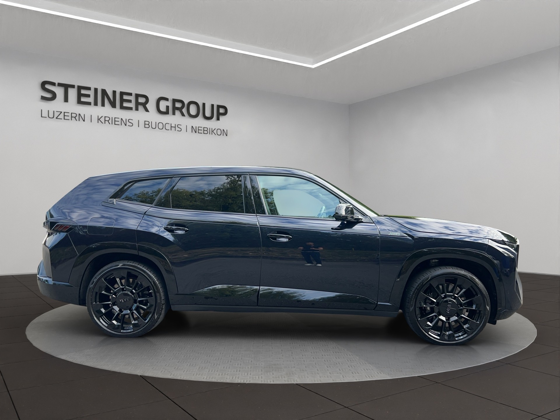 BMW XM xDrive 50e PHEV Steptronic-image-3