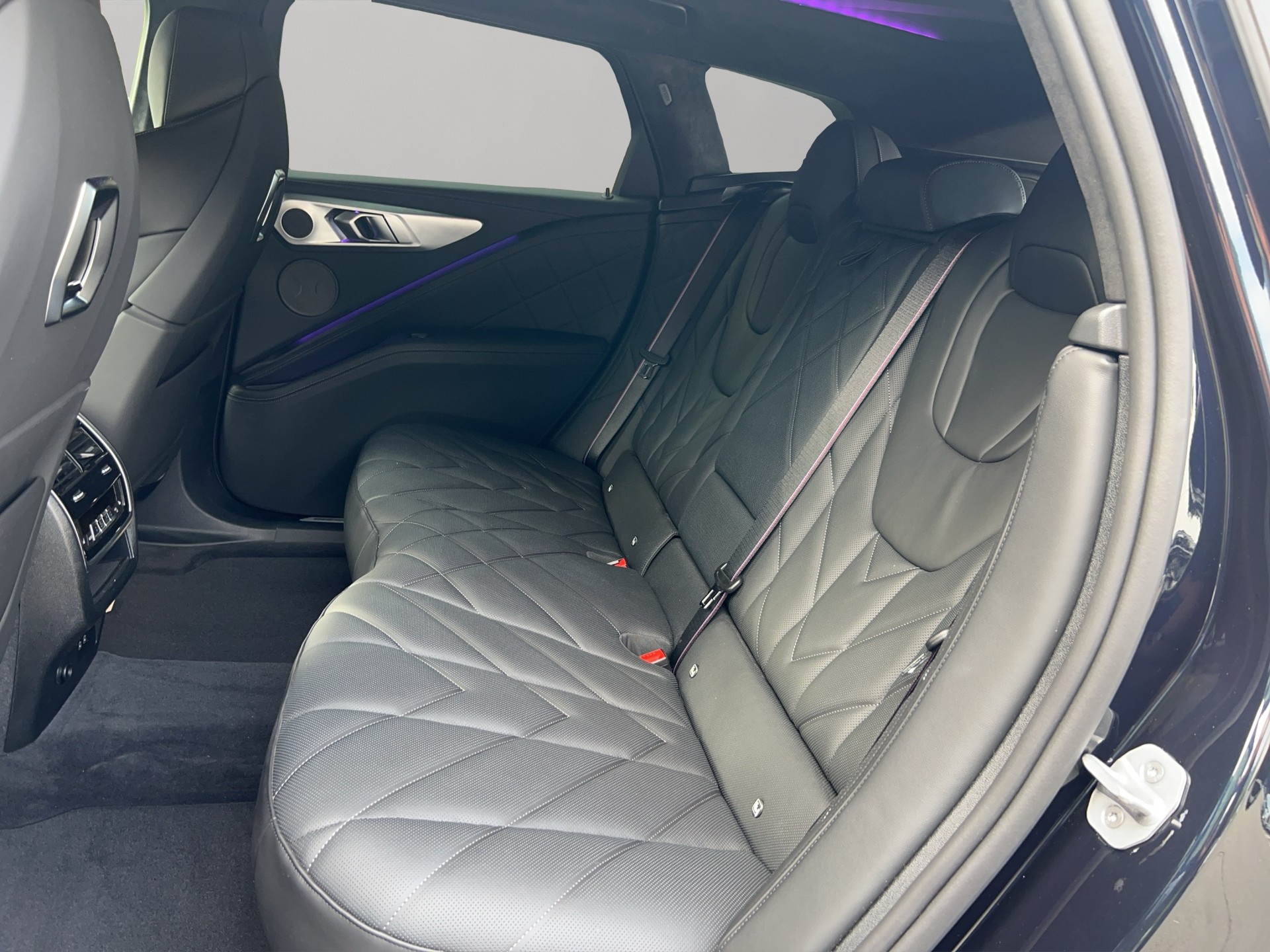 BMW XM xDrive 50e PHEV Steptronic-image-17