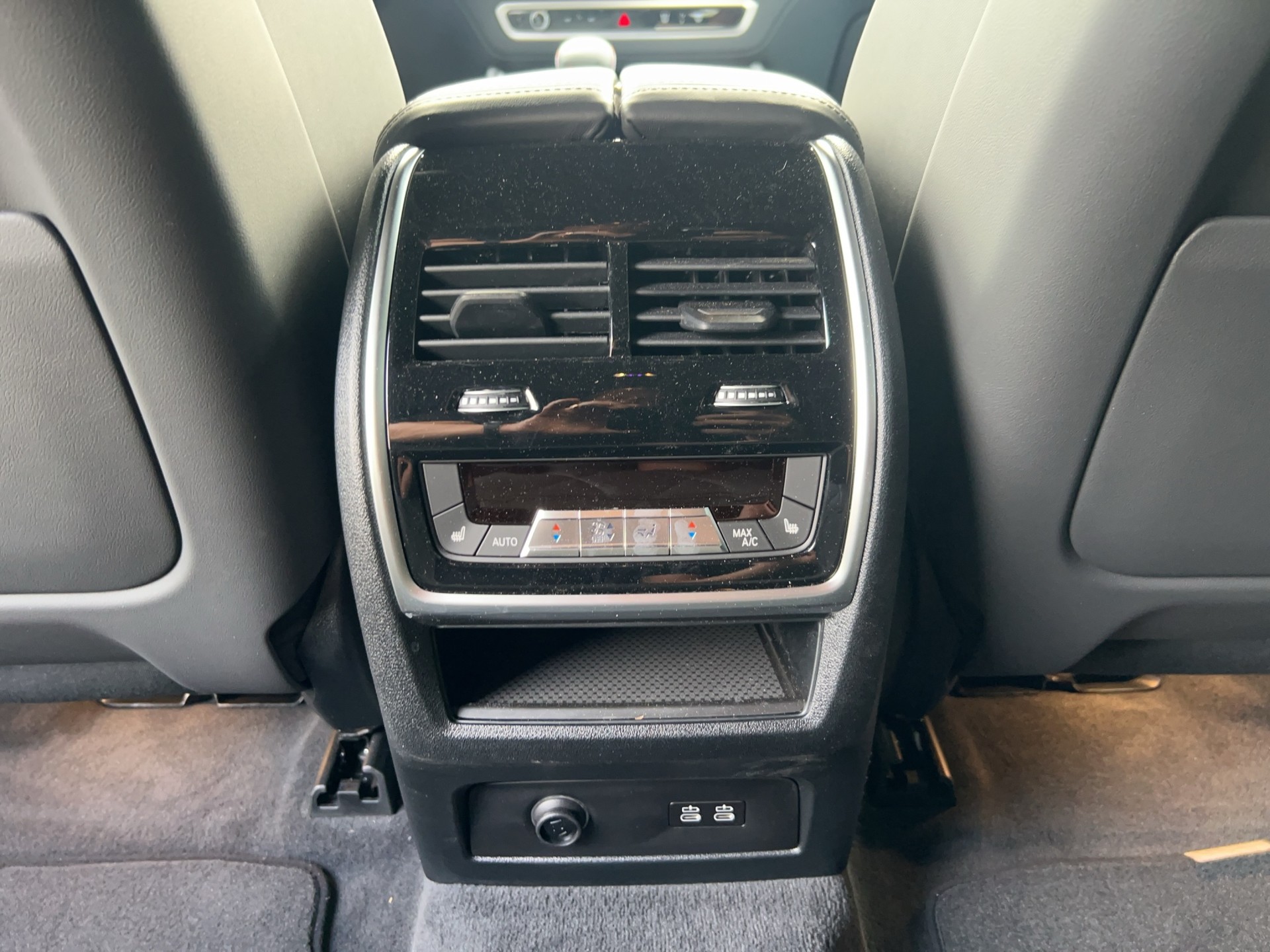 BMW XM xDrive 50e PHEV Steptronic-image-16