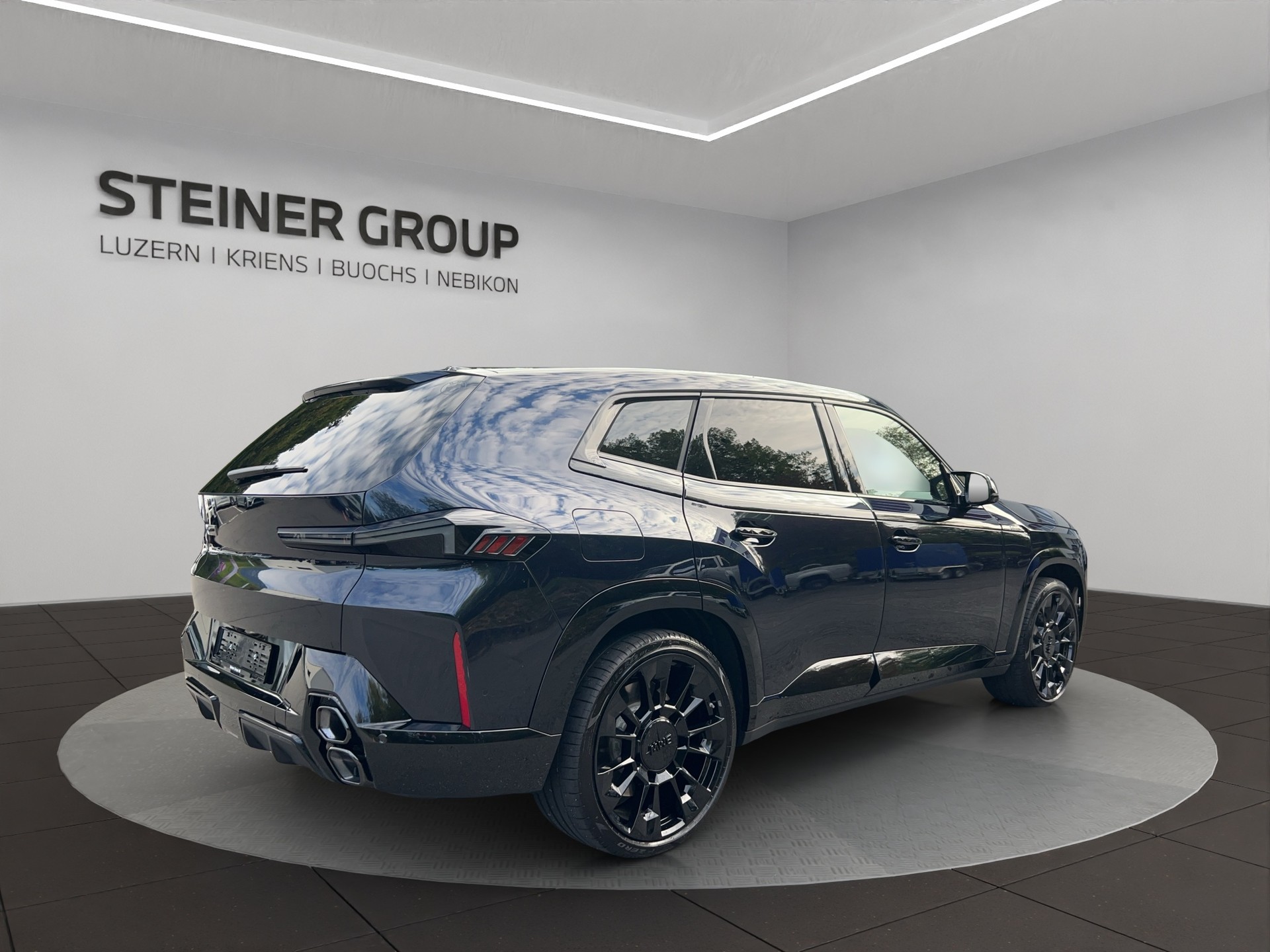 BMW XM xDrive 50e PHEV Steptronic-image-4