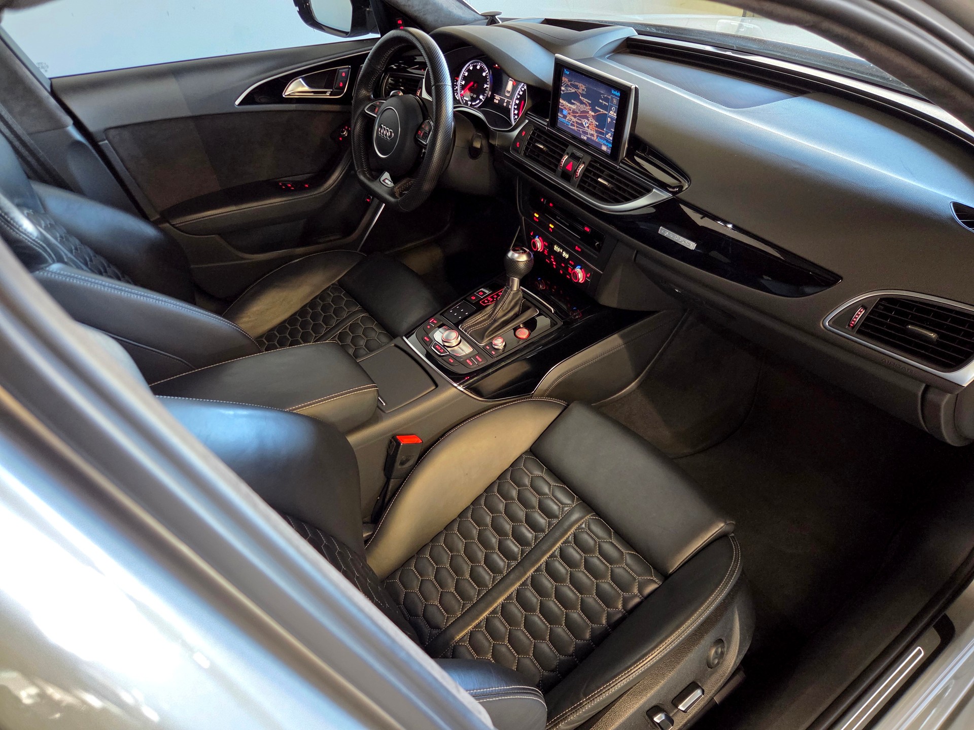 AUDI RS6 Avant 4.0 V8 TFSI perform. qu. T-Tr.-image-17