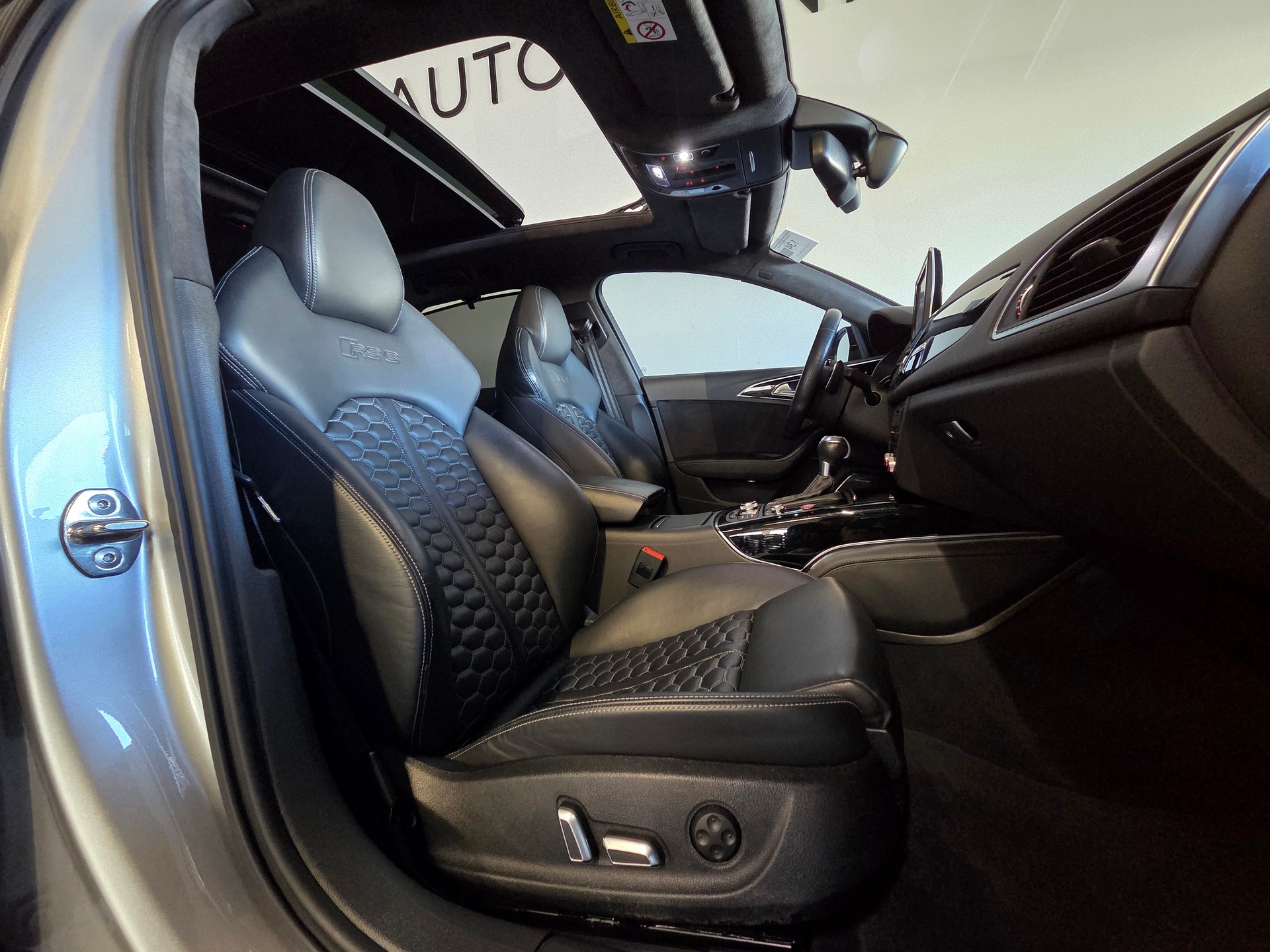 AUDI RS6 Avant 4.0 V8 TFSI perform. qu. T-Tr.-image-11