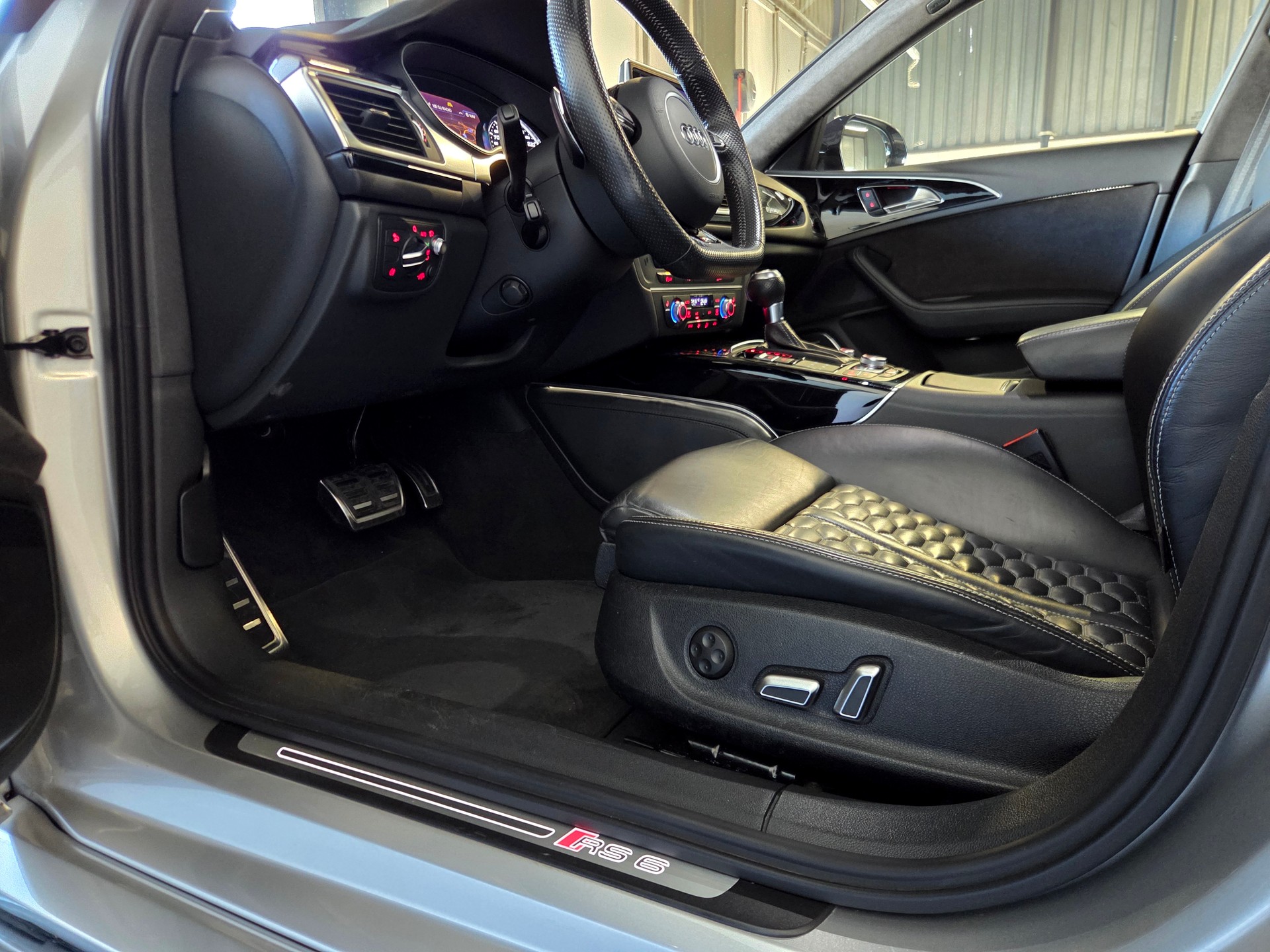 AUDI RS6 Avant 4.0 V8 TFSI perform. qu. T-Tr.-image-14