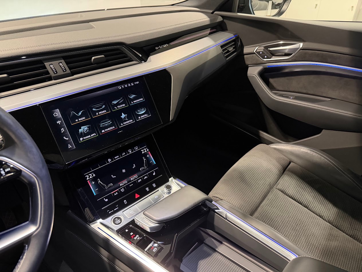 AUDI e-tron 50 S Line quattro-image-10